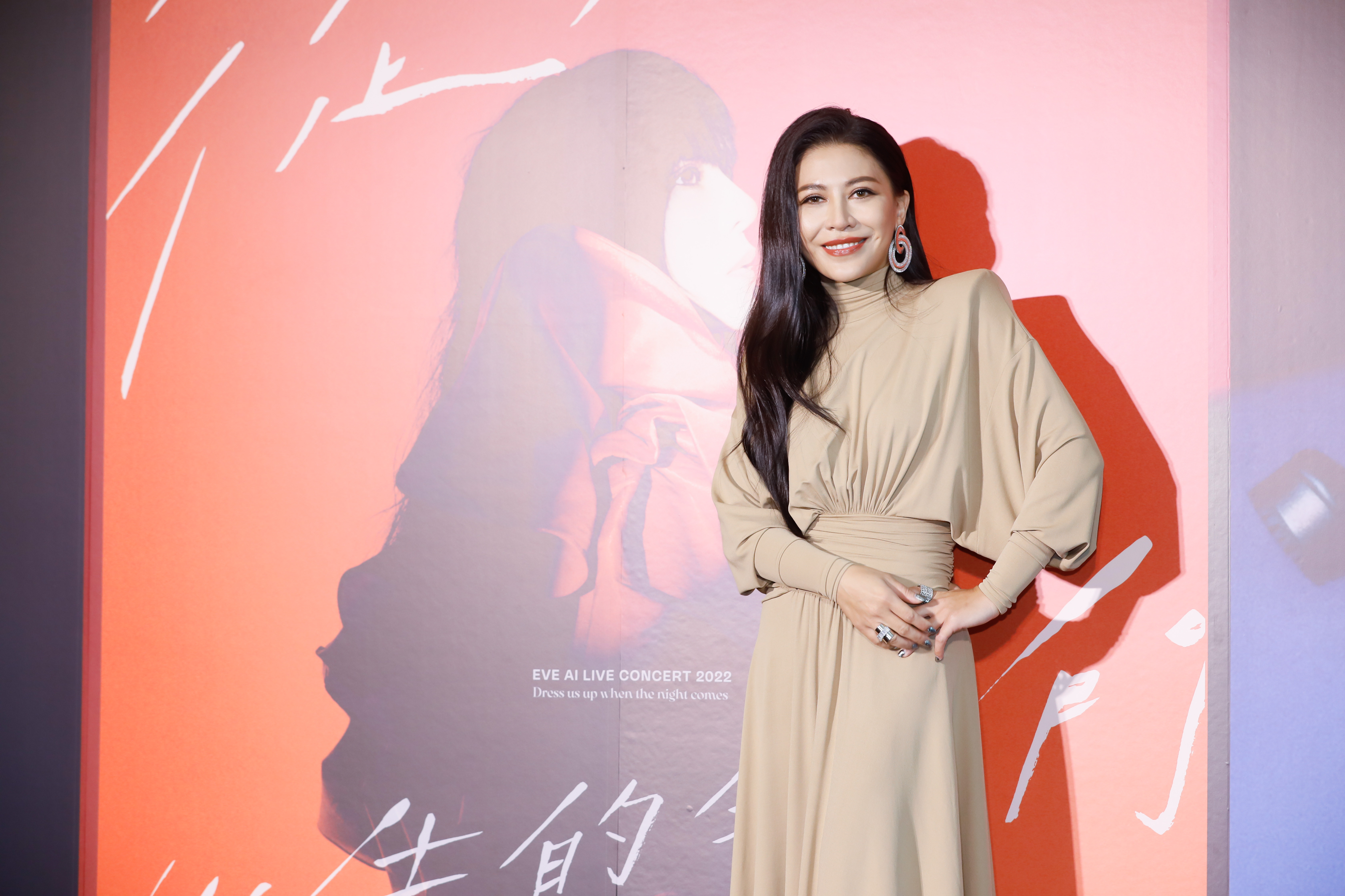 艾怡良宣布三喜臨門，從開畫展、新專輯《偏偏我卻都記得》到明年1月22日在北流舉辦首次大型個唱。