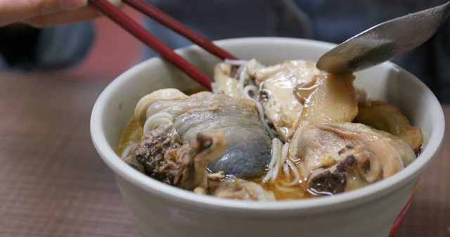 有網友分享，她煮客家版麻油雞會放入冰糖，讓湯頭更甘甜。（示意圖，東方IC）