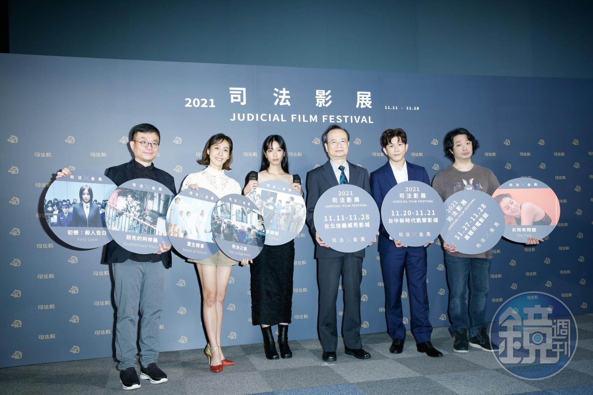 金馬執行長聞天祥（左起）、張詩盈、司法院長許宗力、莫子儀、導演樓一安共同為「金馬X司法影展」揭幕。