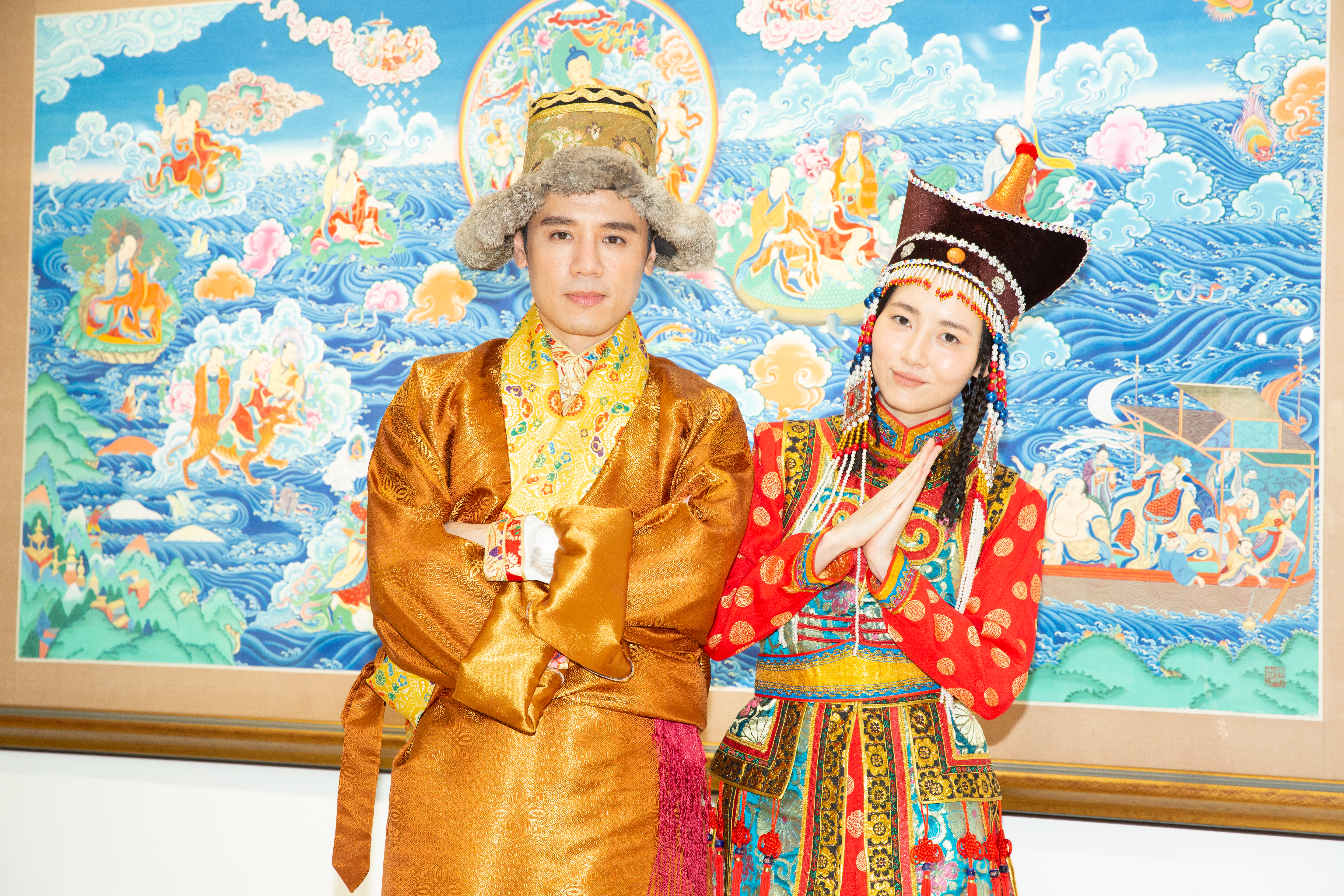 擔任影展推薦人的饒星星與邱志宇分別穿上蒙族及藏族的貴族服飾亮相記者會。