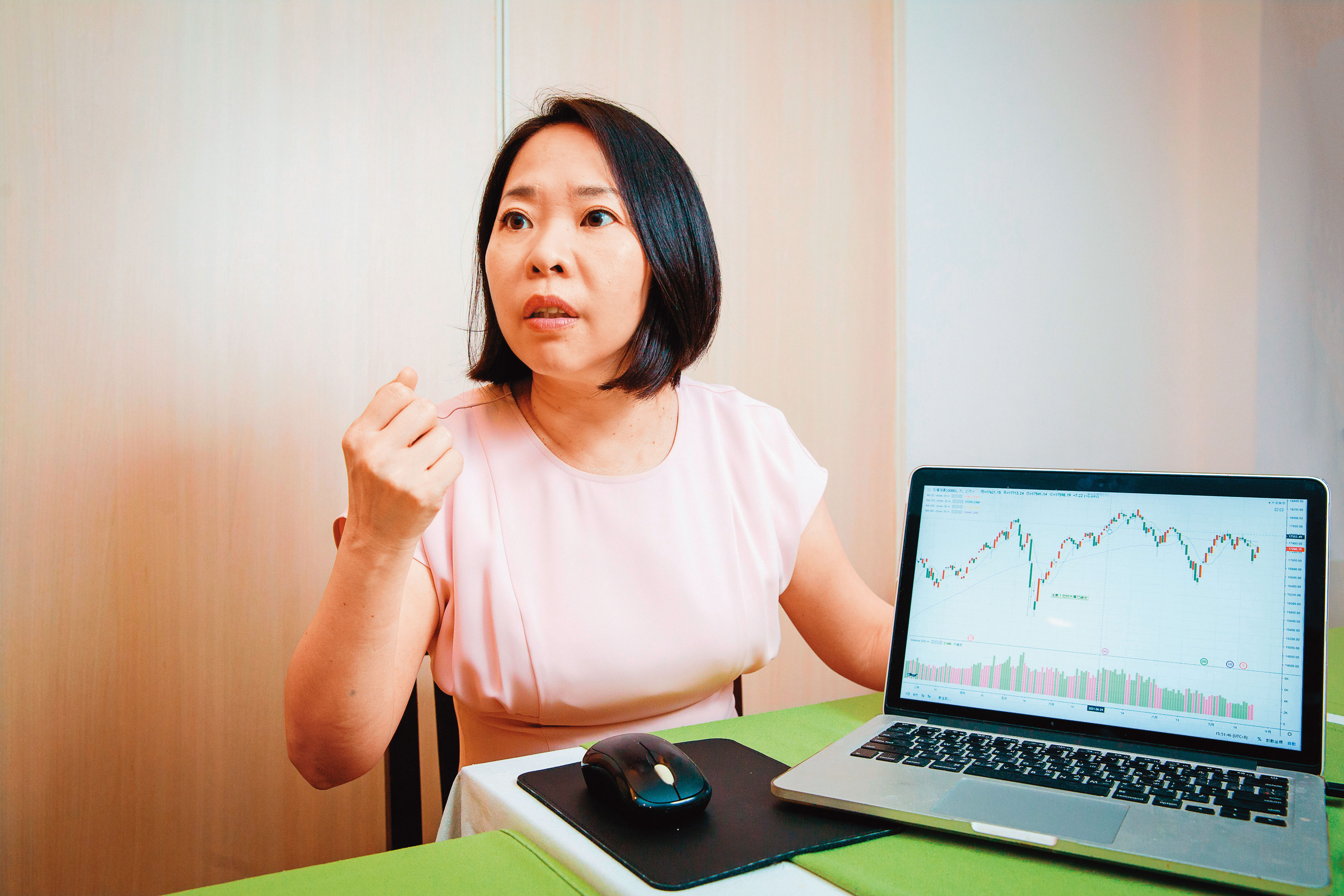 擅長短線交易、期貨操作的Queen怜認為，投資最大的風險是沒有遵守交易紀律。