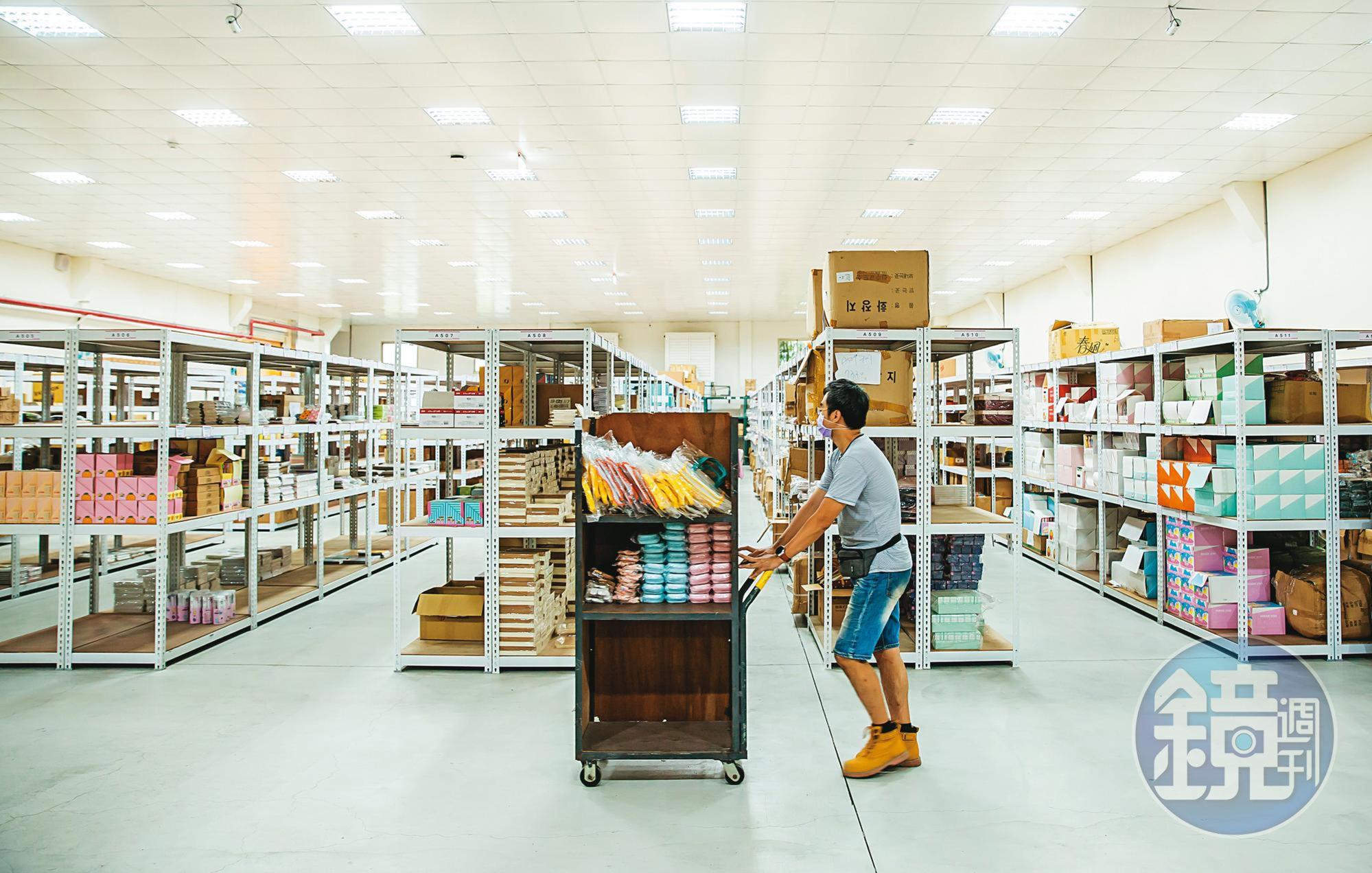 今年5月金興發物流中心搬到新北鶯歌，除了原有的實體店商品，還設有電商專區，撿貨、出貨更方便。