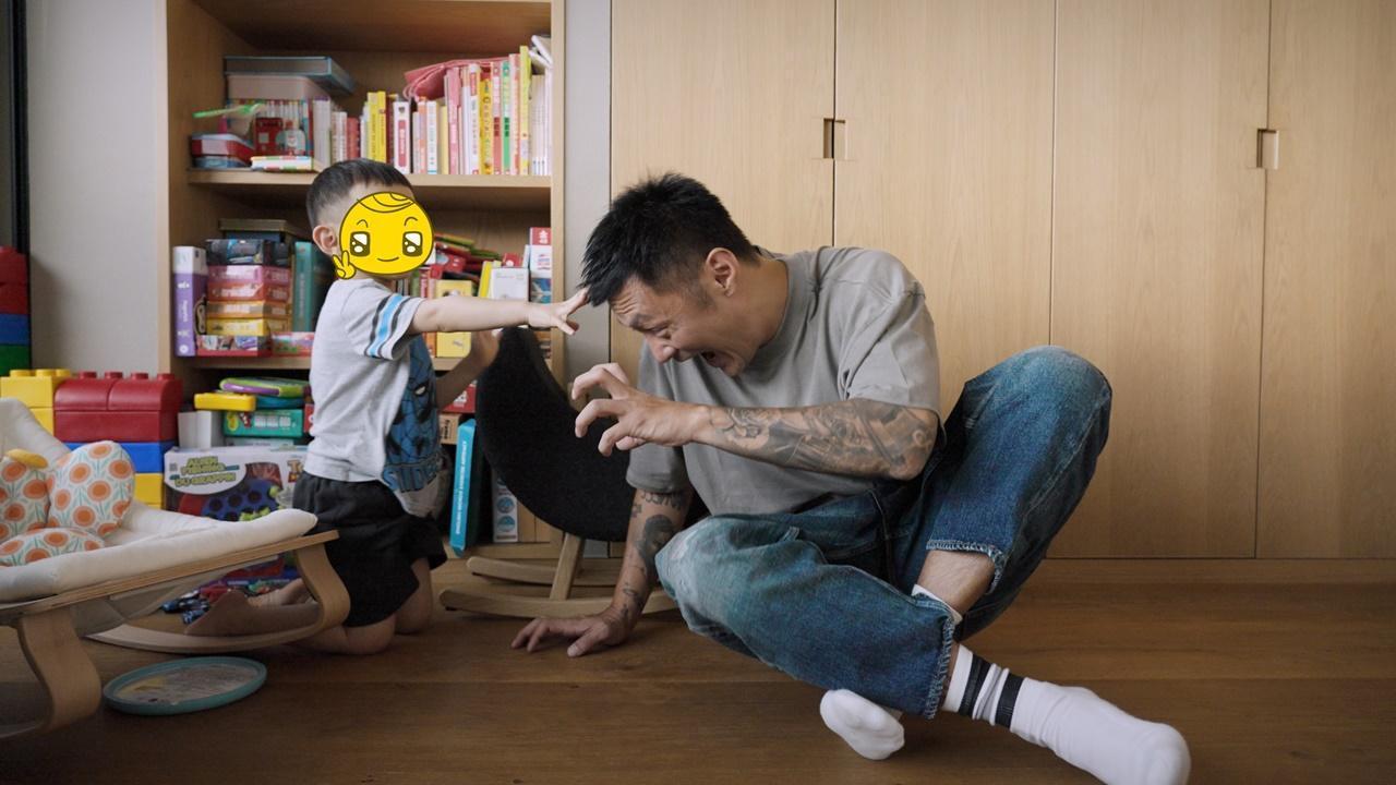 與兒子玩耍打鬧，是余文樂最開心的事。（《Inside Out》影片截圖）