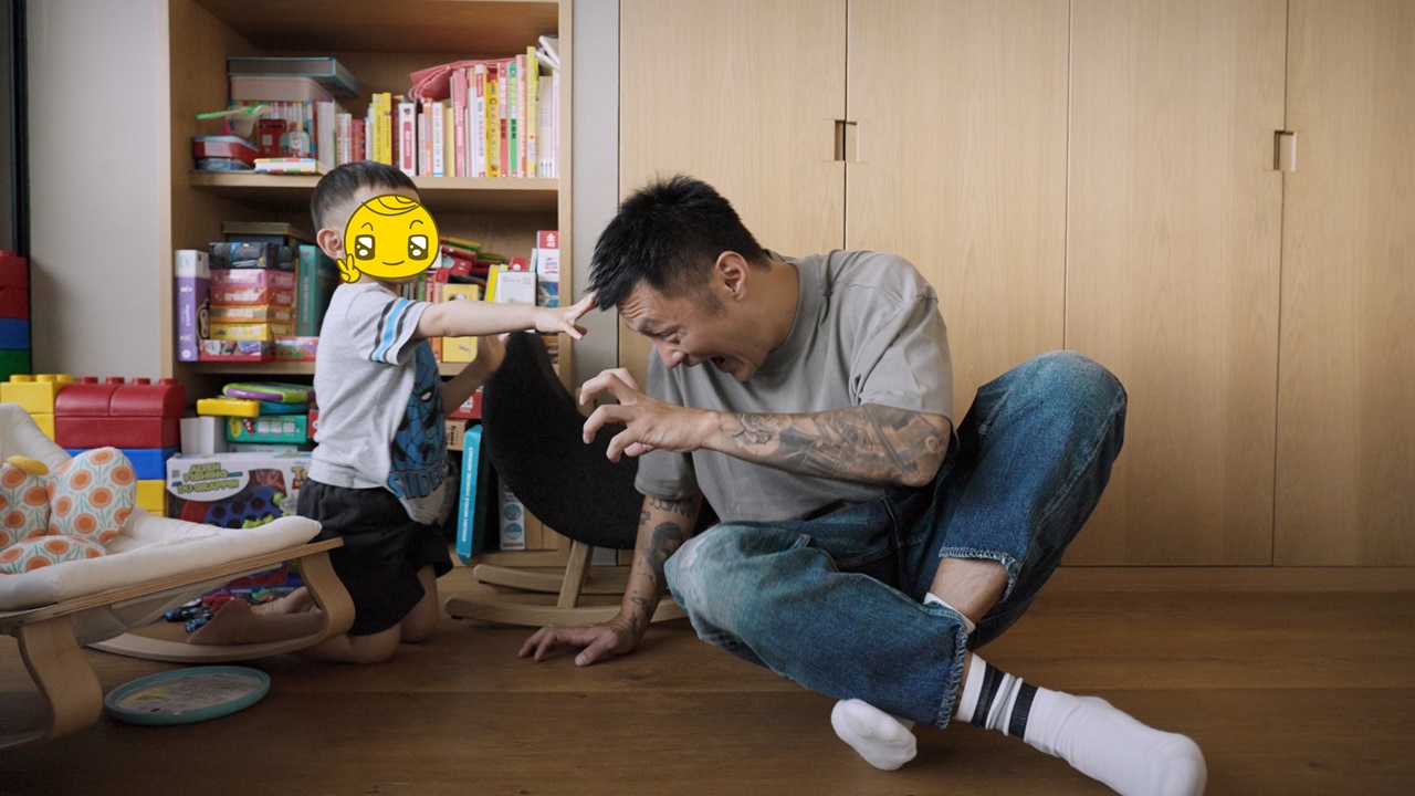 與兒子玩耍打鬧，是余文樂最開心的事。（《Inside Out》影片截圖）