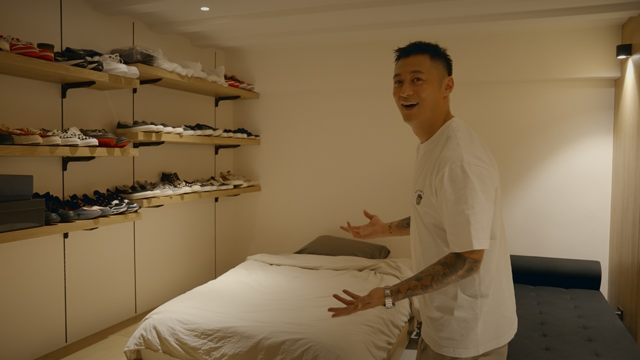 工作室裡還有間私密空間，不僅可當睡房，余文樂還把私藏的潮鞋擺在這。（《Inside Out》影片截圖）