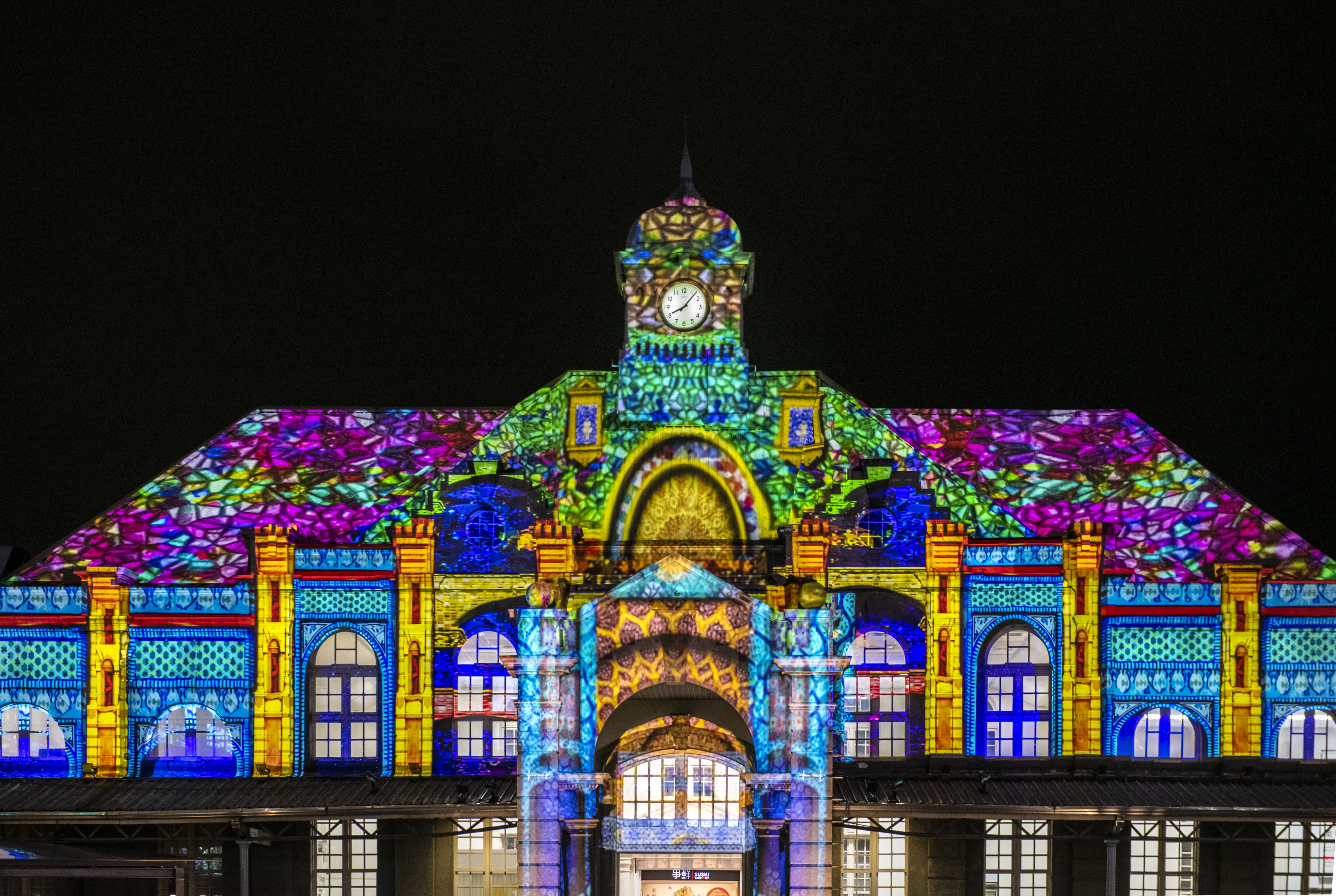 新竹火車站光雕秀「光之旅行」，由日本團隊NAKED Inc.打造。