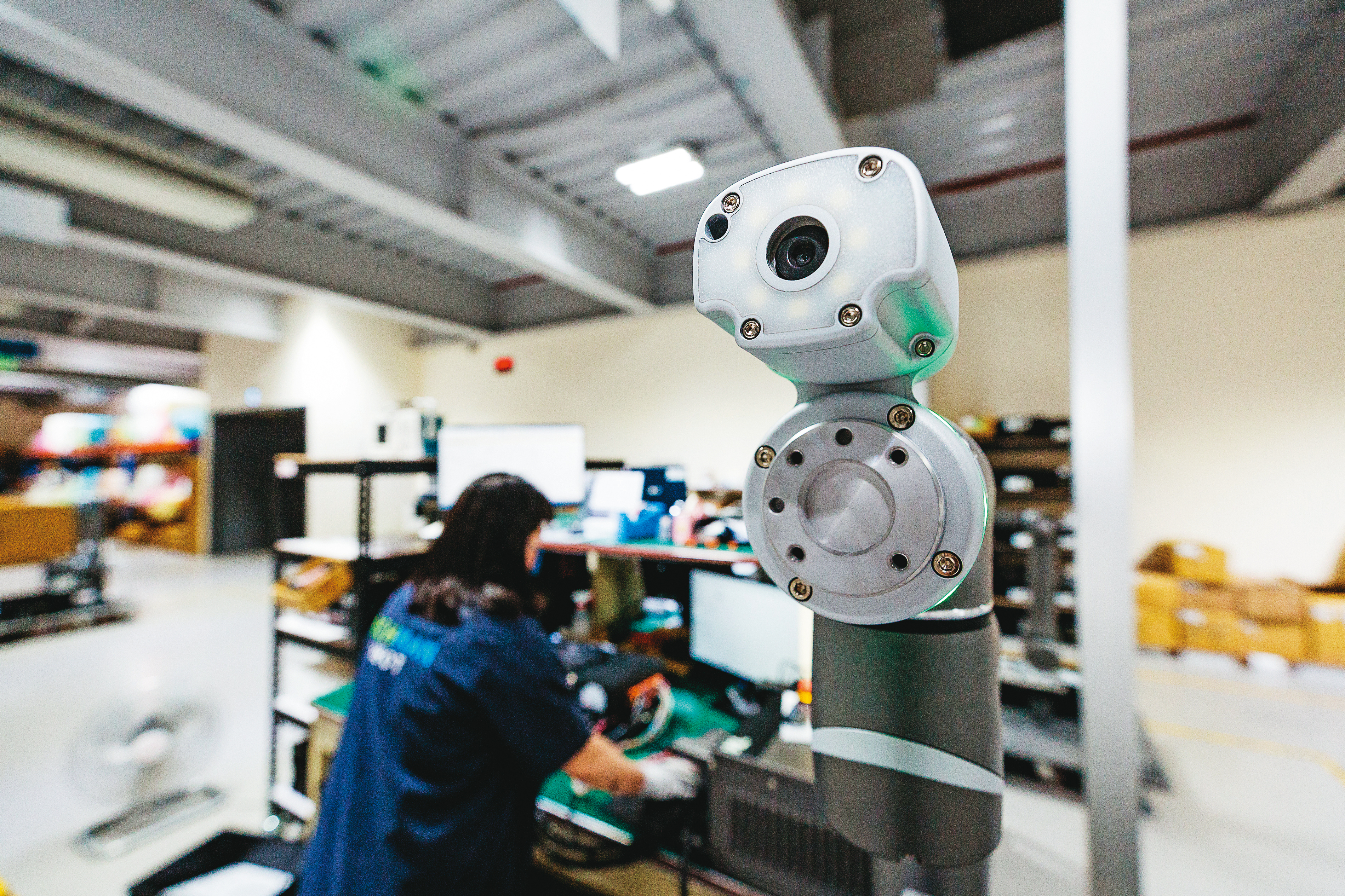 達明在短時間便在市場勝出的關鍵，是堅持每一個產品出場標配就有鏡頭，甚至挖角工研院人員加入、苦研視覺技術。