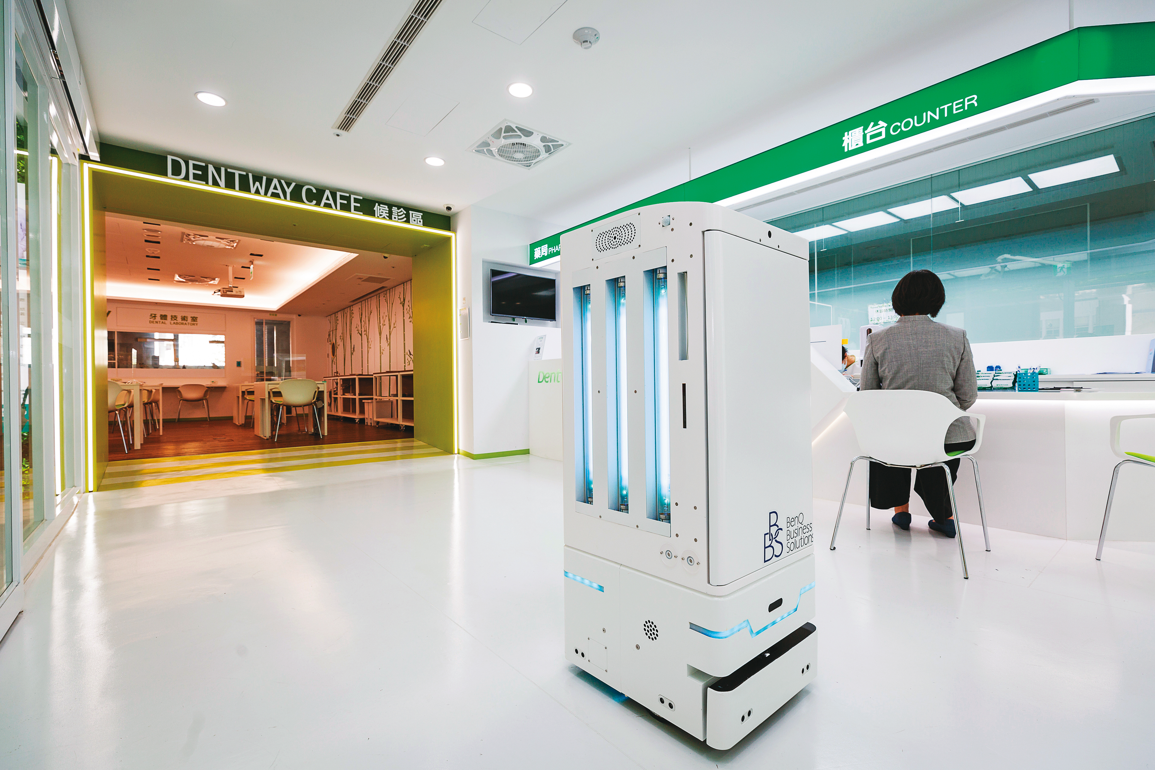 佳世達在機器人領域的佈局已跨度到醫療業，圖為旗下售價數百萬復合型消毒機器人，在台灣多個醫院已導入使用。