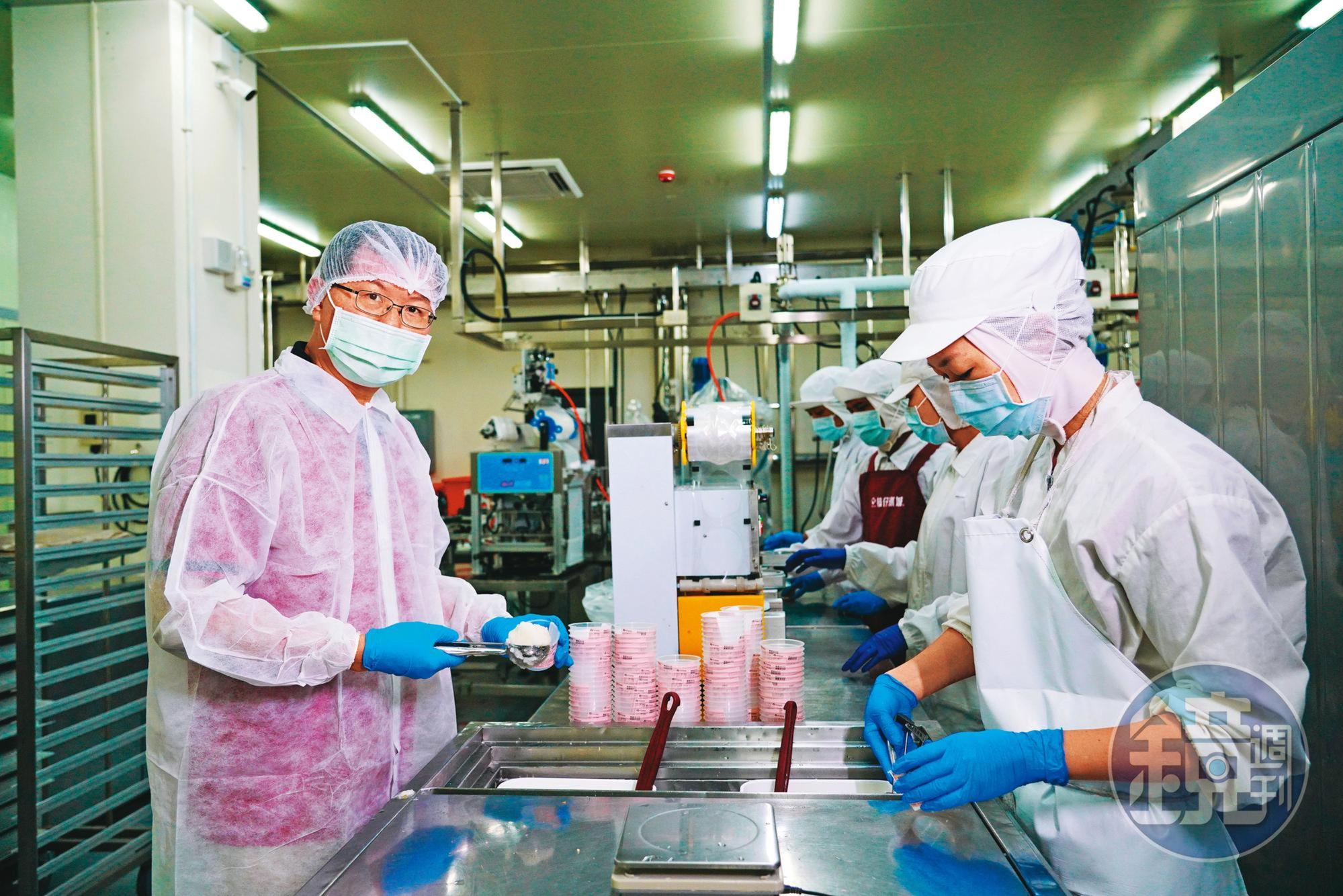 食安風暴後，秦國炎（左）到屏東設置千坪新廠，拉高製程標準。