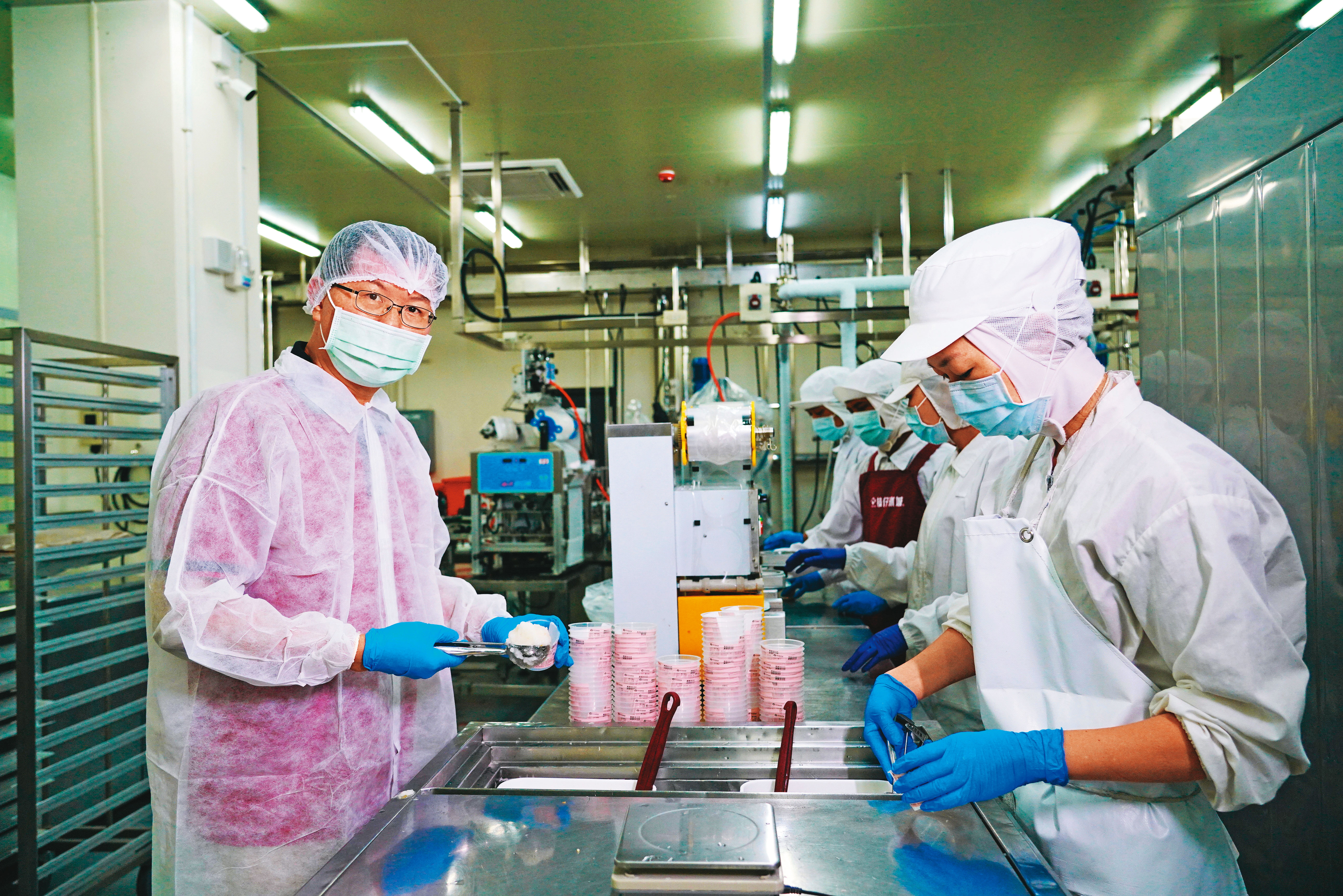 食安風暴後，秦國炎（左）到屏東設置千坪新廠，拉高製程標準。