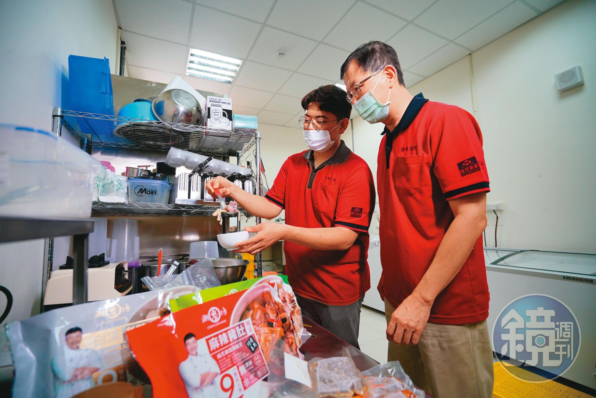 為了平衡冰品的淡季，秦國炎（右）也開發出冷凍熟食，供通路全年販售。