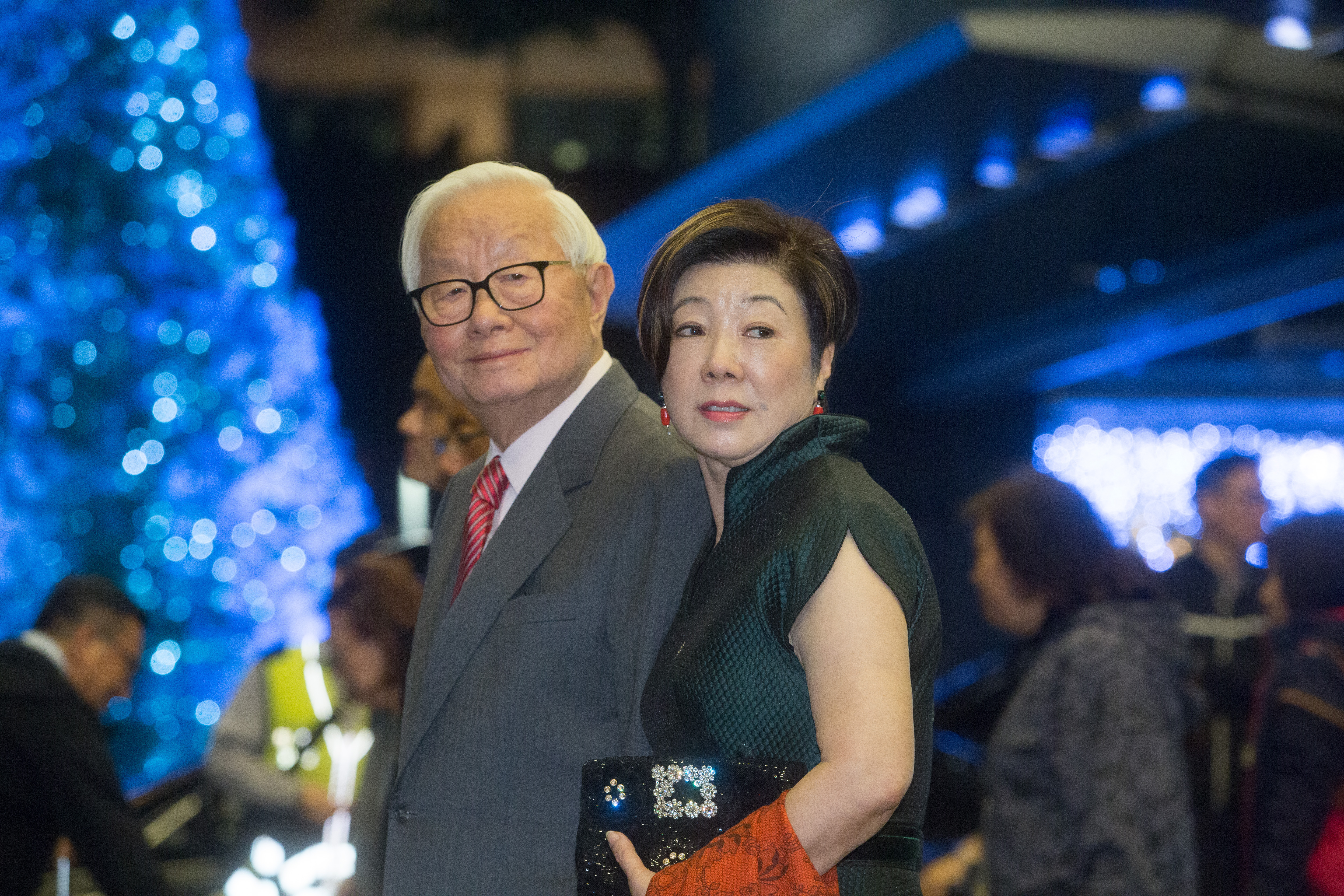 張忠謀(左)表示,半導體缺貨看不到何時能解決。(本刊資料照)