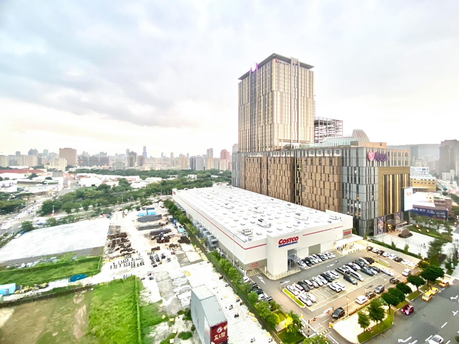 高雄義享天地位在熱鬧的大順一路上,附近有COSTCO、龍華市場、捷運紅線凹子底站等,吸引南高雄年輕人口移入。(圖片/永慶房仲網提供)