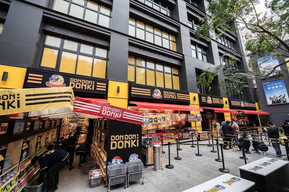 日本賣場唐吉訶德以「DON DON DONKI」的名稱進駐台灣後，總能吸引大批民眾排隊消費。（翻攝自DON DON DONKI Taiwan臉書）