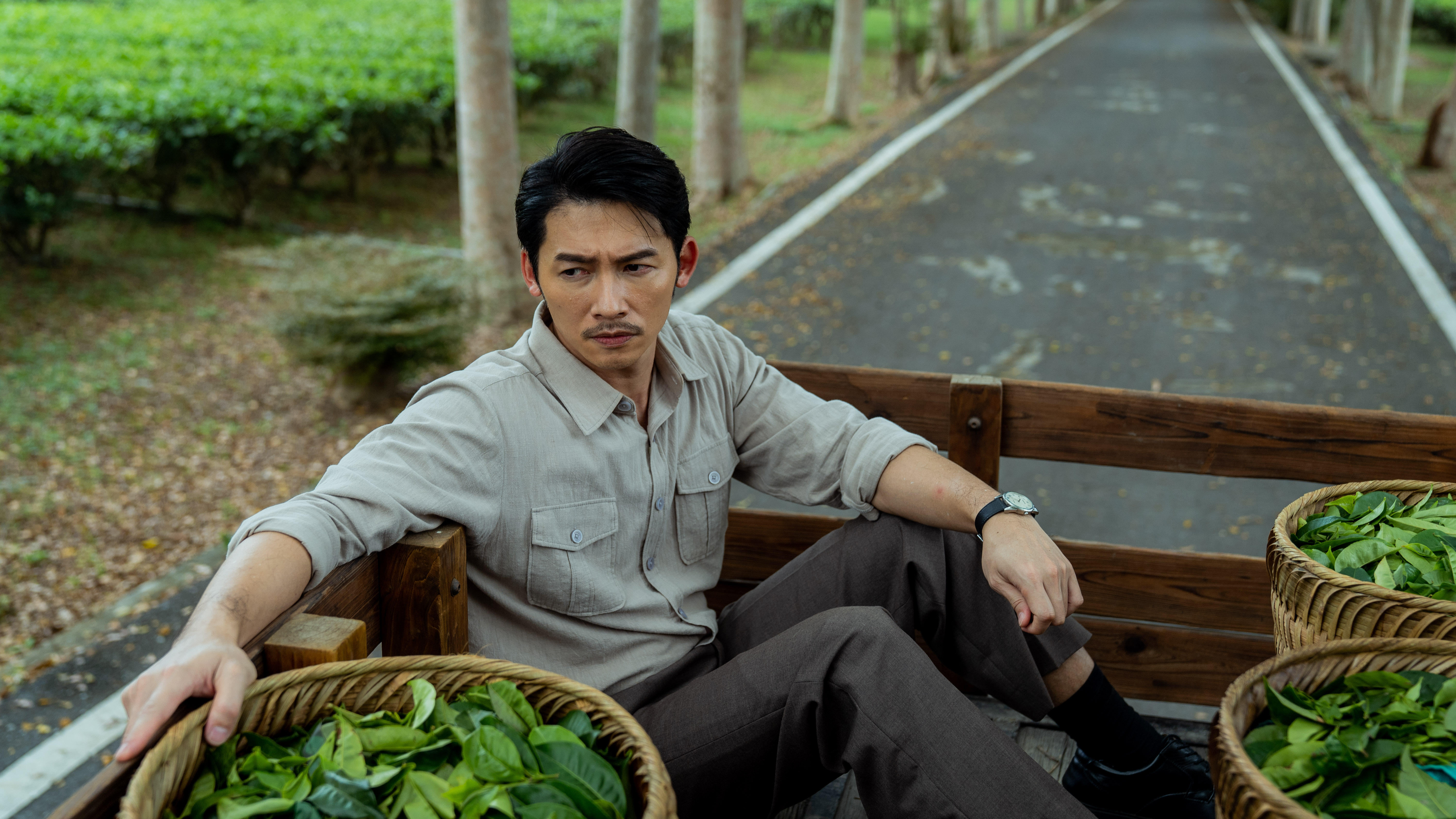 留著小鬍子， 溫昇豪在《茶金》中的造型頗為帥氣。（CATCHPLAY+提供）