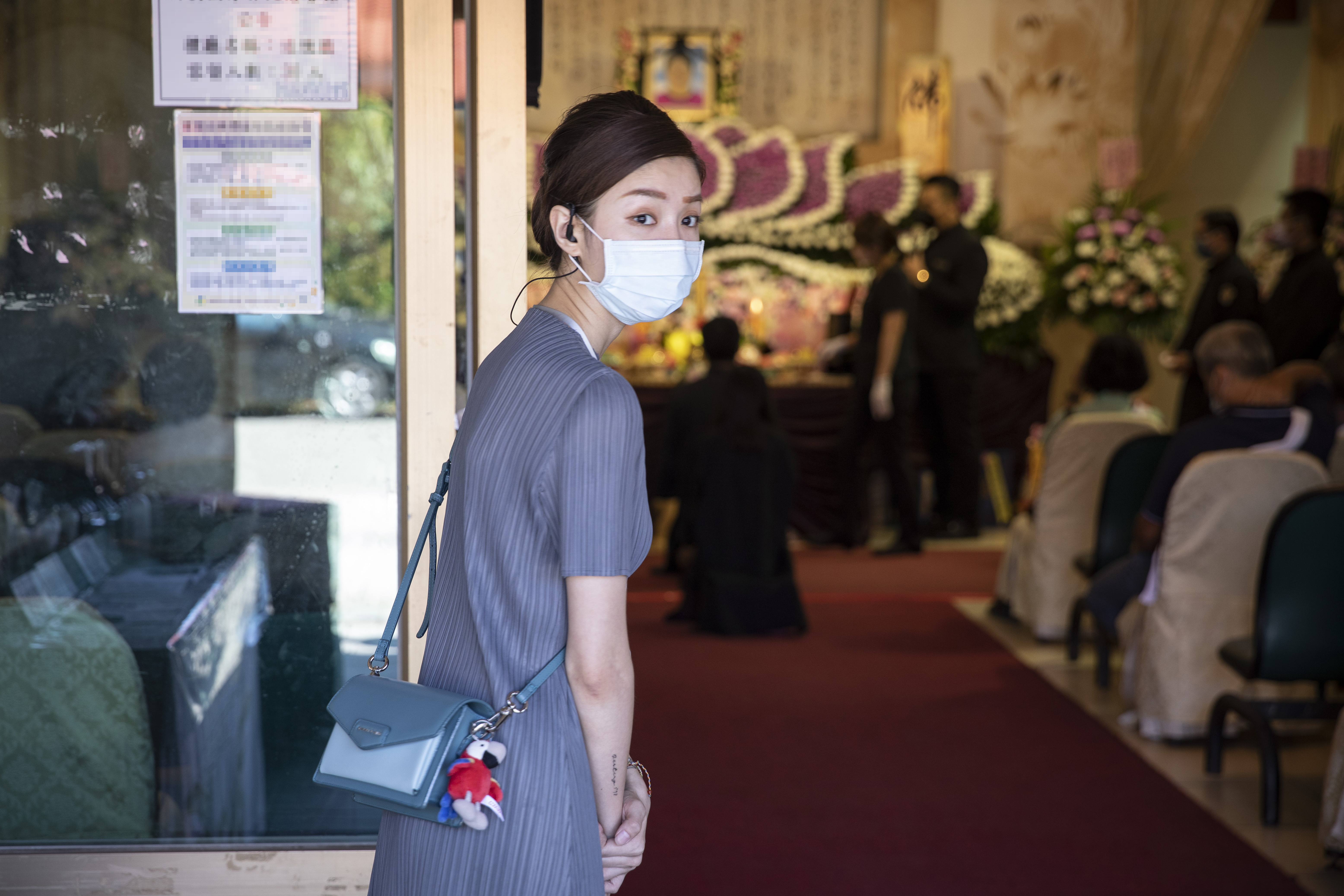 許伊妃在告別式現場，妝扮時髦、但不失莊重，希望從小細節扭轉一般告別式給人哀悽傷感的印象。