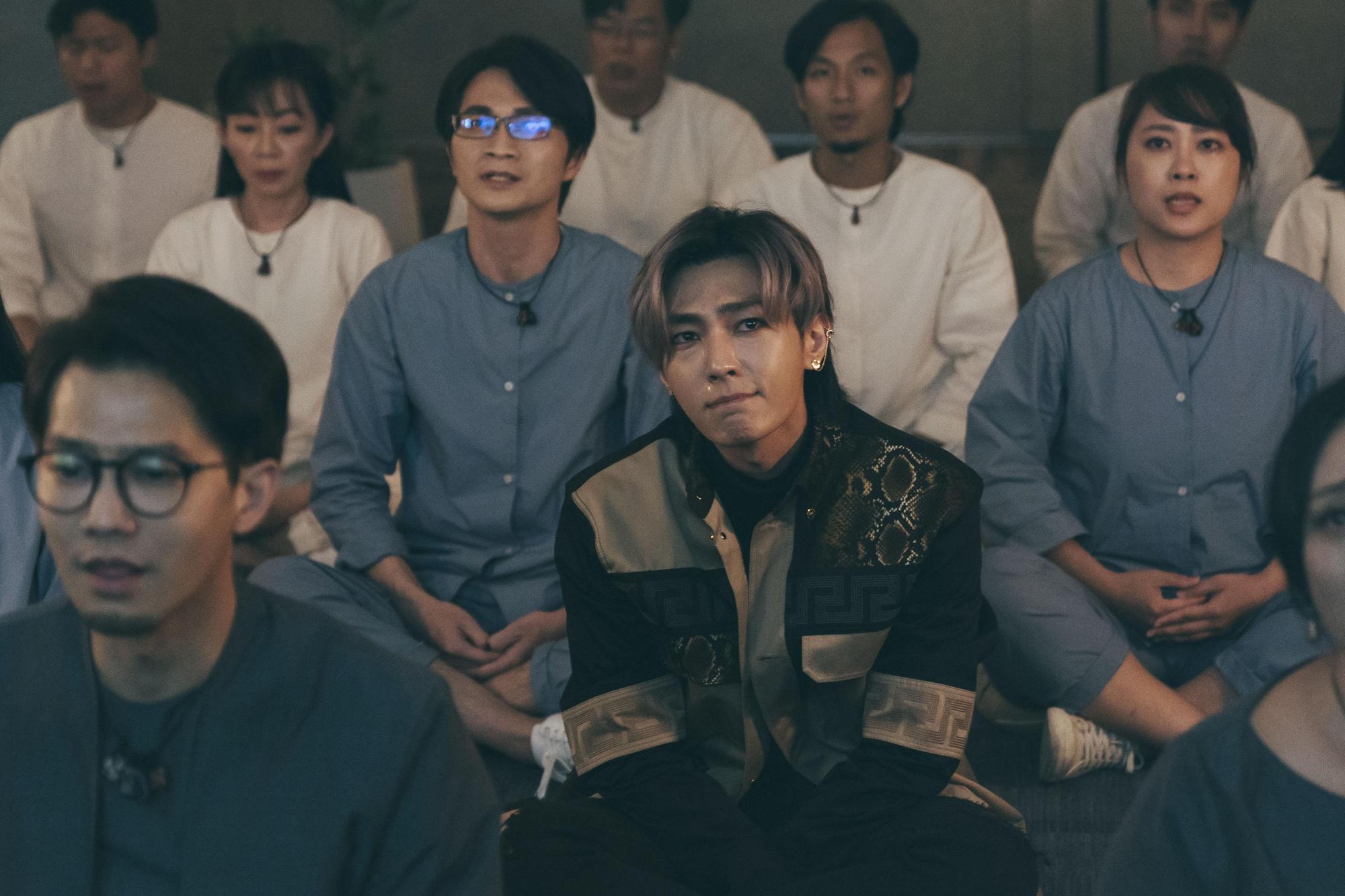 炎亞綸《我願意》飾演人氣巨星，有不少內心戲。（絡思本娛樂製作公司提供）