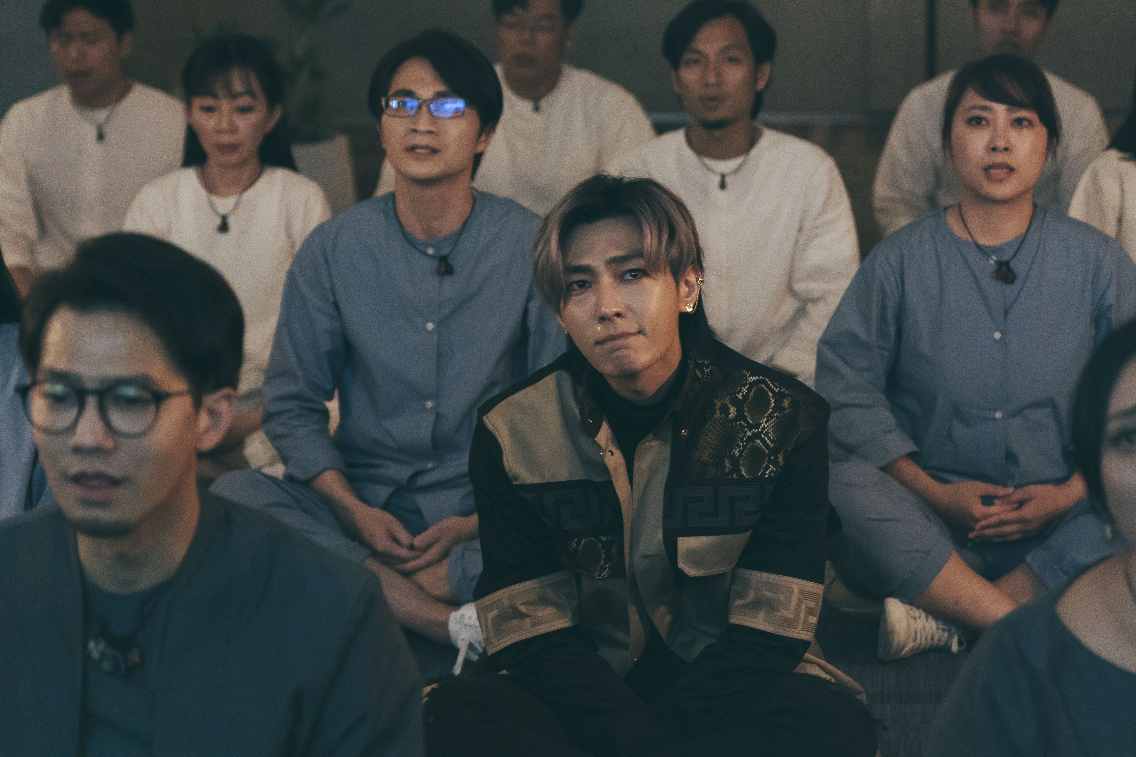 炎亞綸《我願意》飾演人氣巨星,有不少內心戲。(絡思本娛樂製作公司提供)