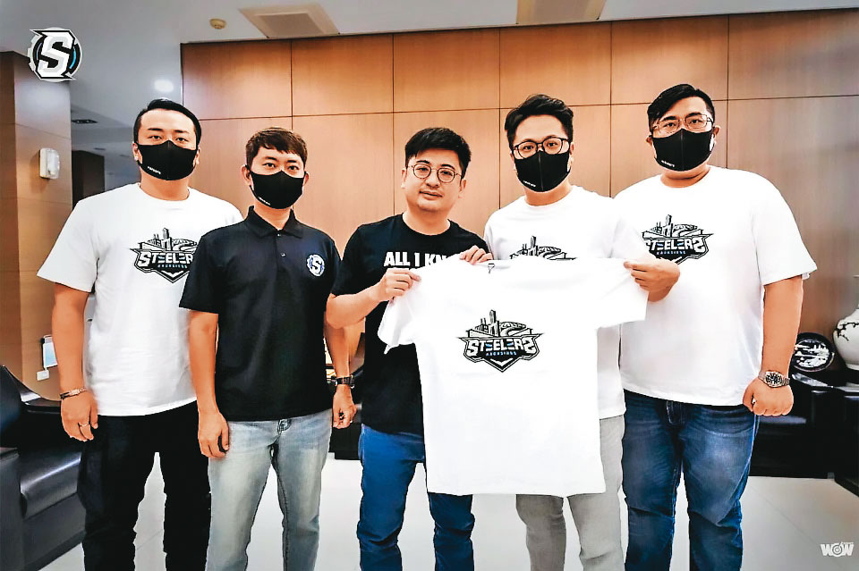 高雄鋼鐵人上週爆發高層內訌後，由代表港商的新任球團董事長黃哲寬（右2）、領隊陳冠豪（右1）等人拜會中華民國籃球協會理事長謝典林（中），表達新團隊經營決心。（高雄鋼鐵人提供）