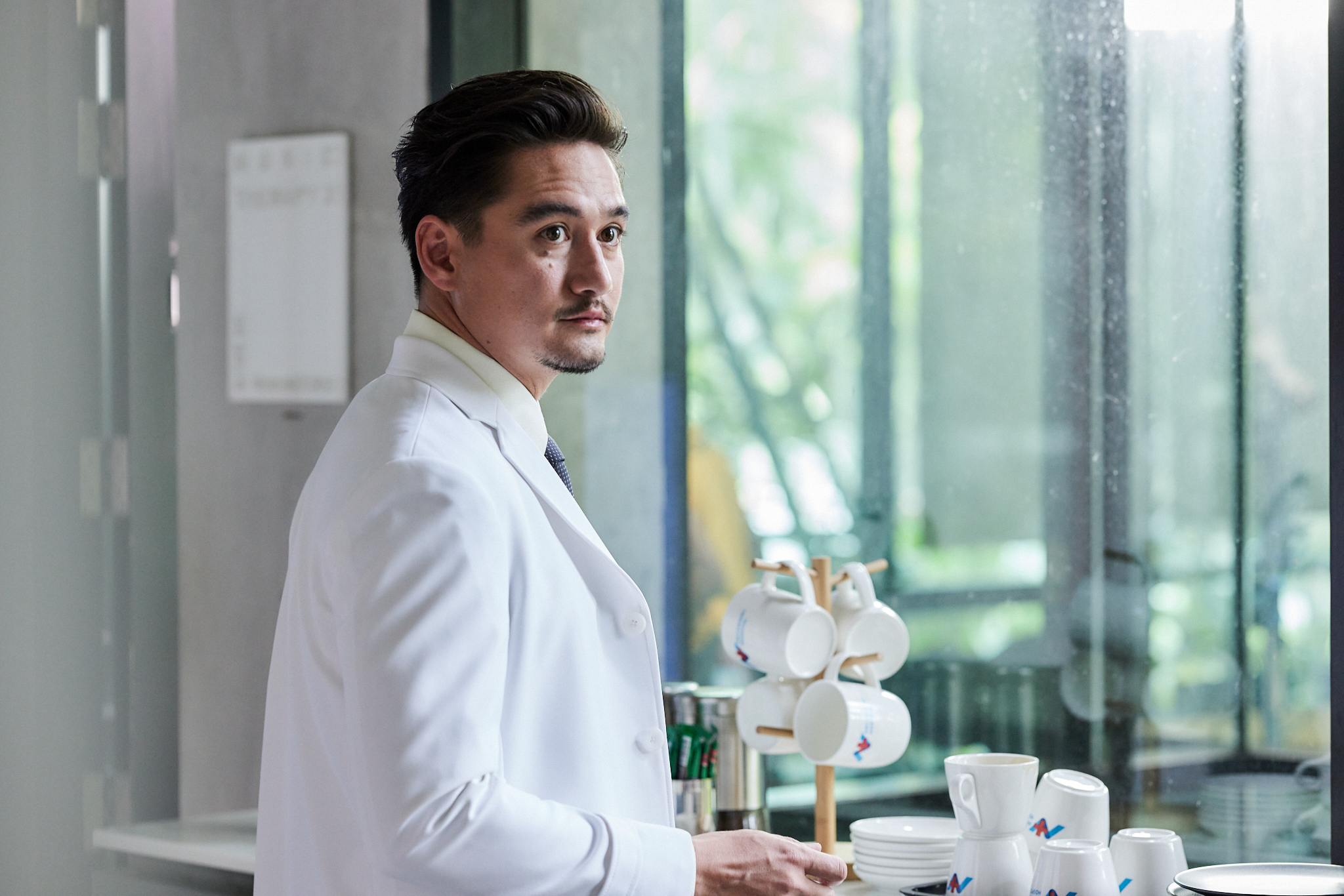 男神阿南達在電影中飾演不太笑的醫生，但依然帥氣逼人。（Catchplay提供）