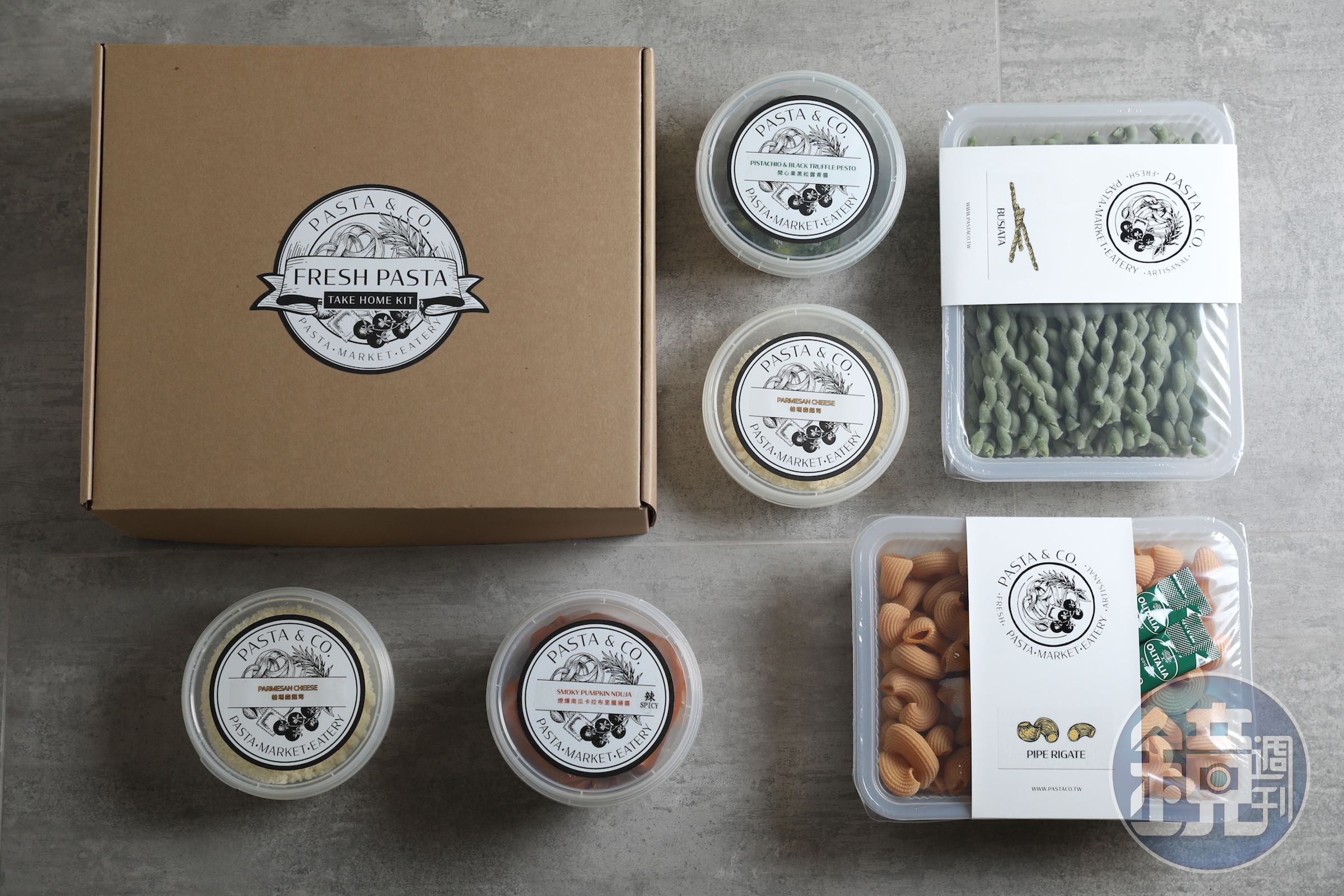 PASTA & CO.推出結合醬料、帕瑪森起司的4人份手工義大利麵組合，可選二種口味。（1,280元／組）