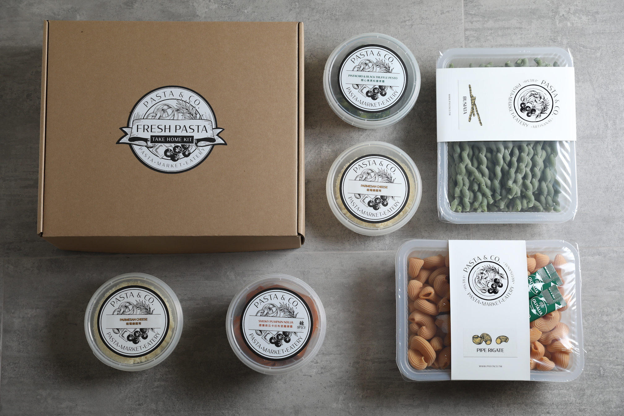 PASTA & CO.推出結合醬料、帕瑪森起司的4人份手工義大利麵組合，可選二種口味。（1,280元／組）