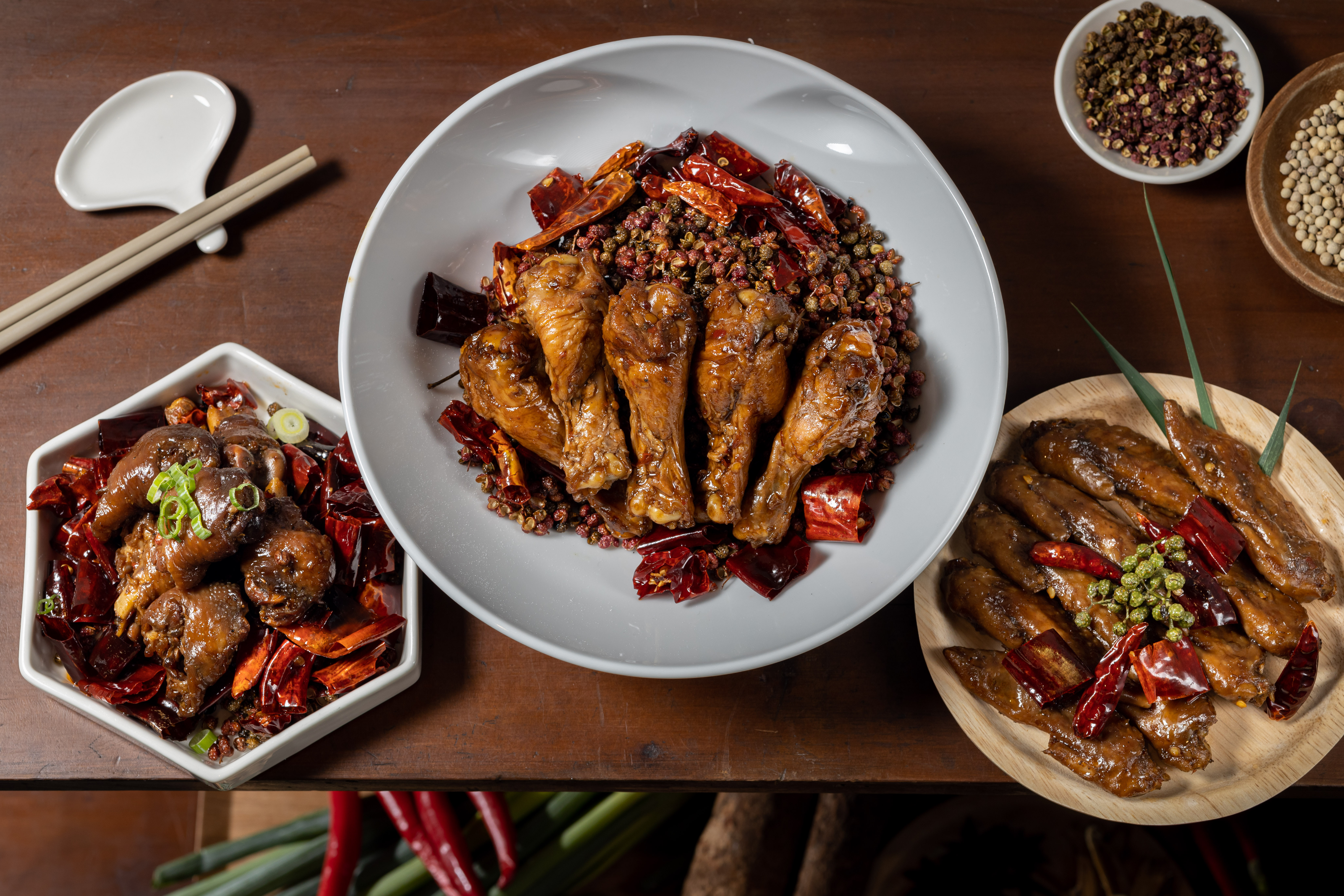 選用桂丁土雞的「骨輪」（左，180元／包、6顆），有滿滿膠質會黏嘴；「桂丁雞翅小腿」（中，200元／包、5支）以滷汁滷透與浸泡，肉質富有嚼勁；「桂丁雞小手羽」（右，300元／包、150g）皮滑咕溜。