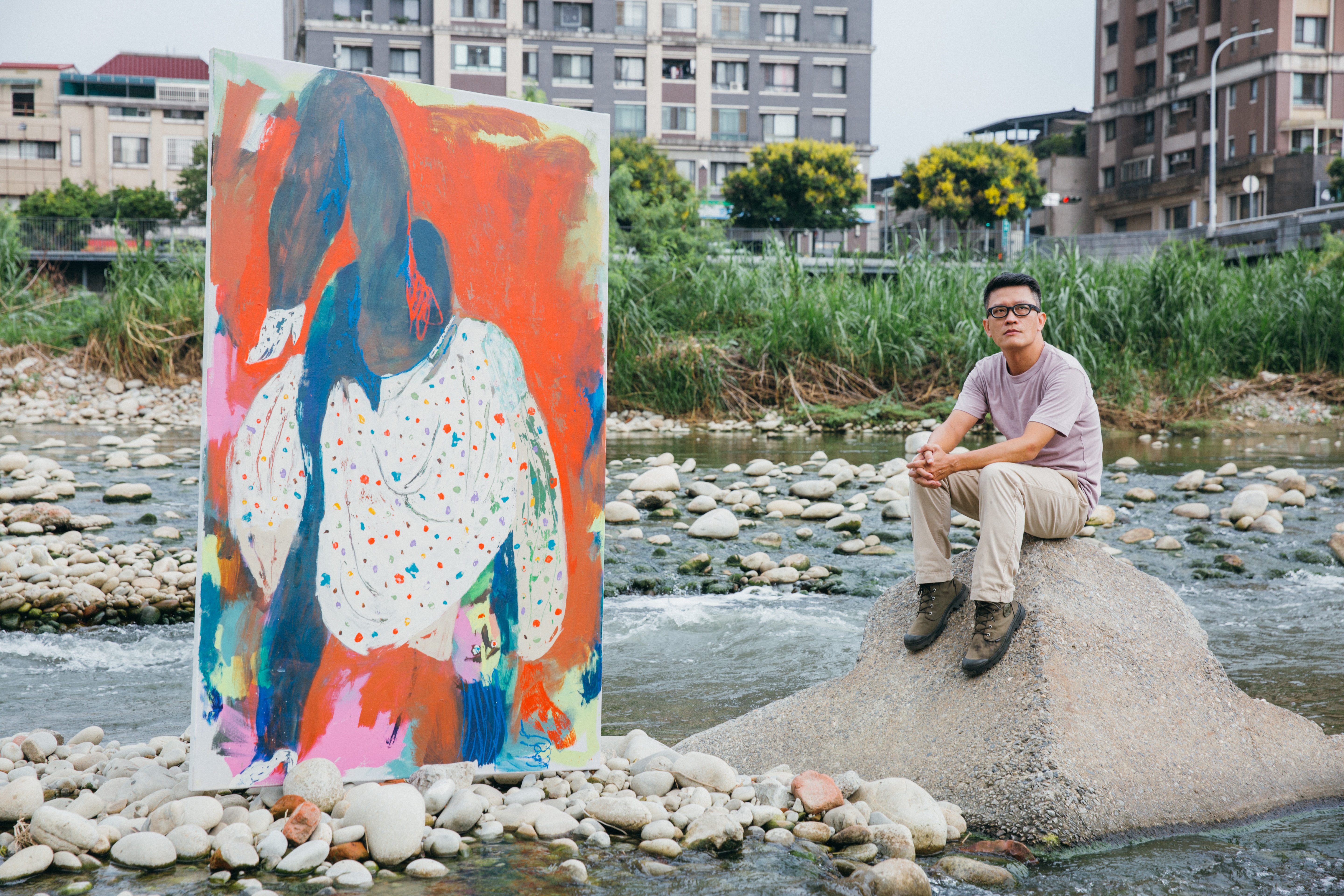 阿尼默拿著畫作到《小輓》裡的場景「旱溪」拍照。