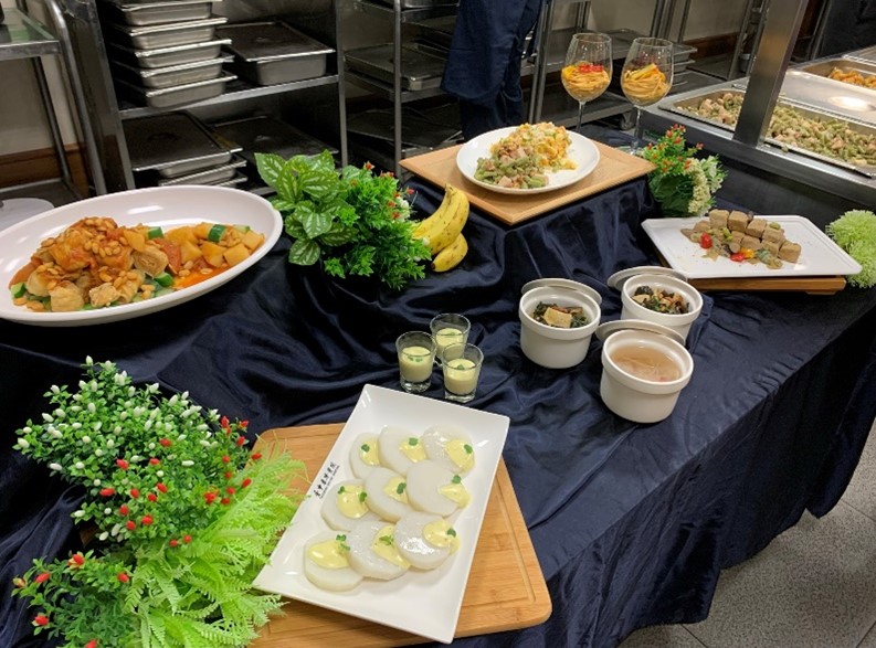 臺中慈濟醫院導入灃食基金會《蔬食食譜》,員工餐廳料理菜色展現新風味。(灃食教育基金會提供)