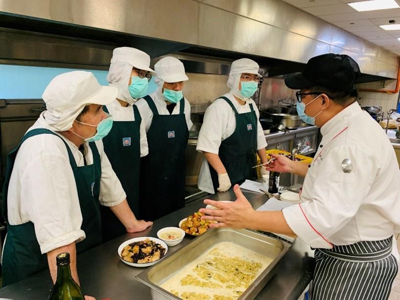 灃食美味革新主廚林奕成(右一)與廚師群課程後進行討論。(灃食教育基金會提供)