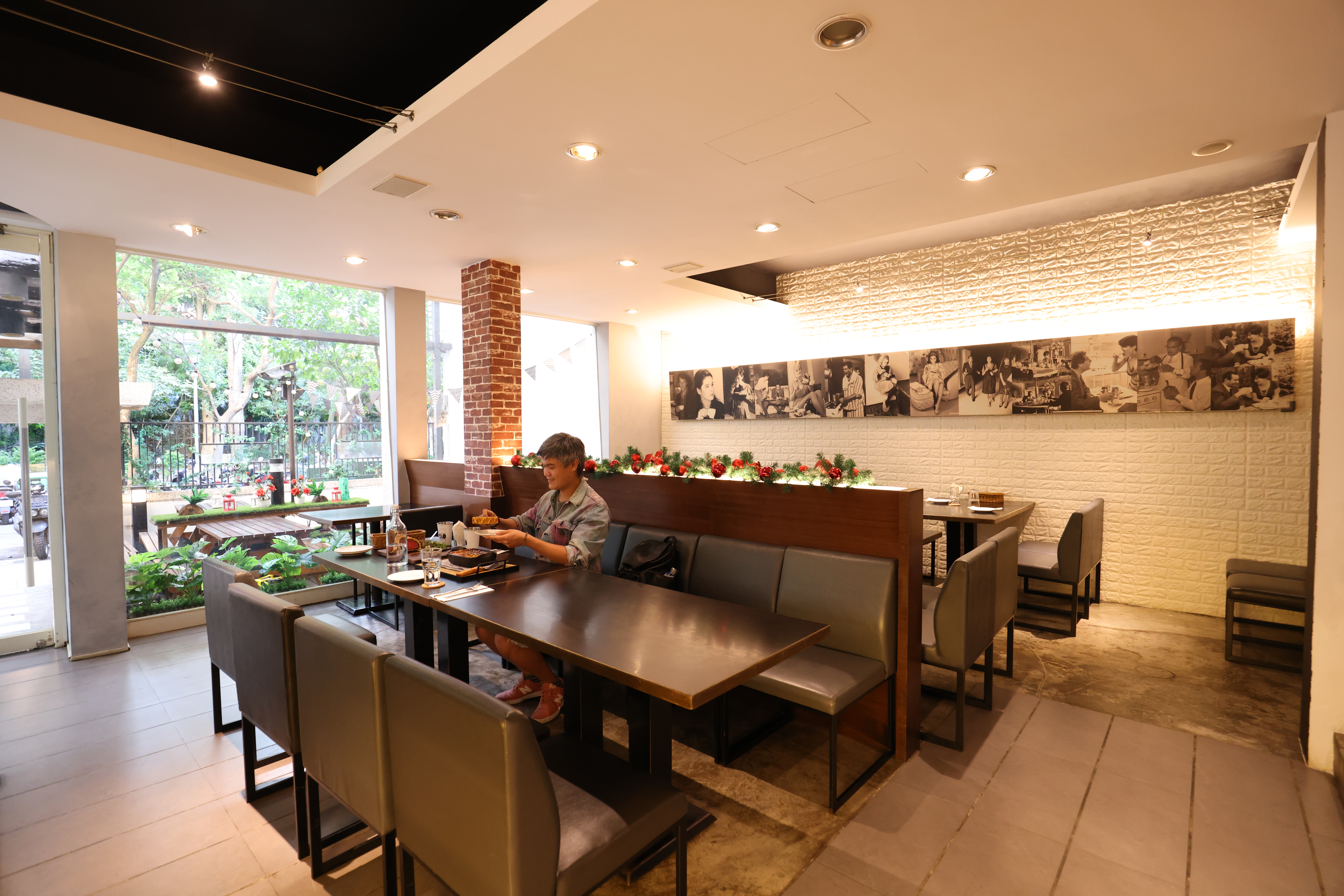 店內空間播放爵士樂，相當溫馨。