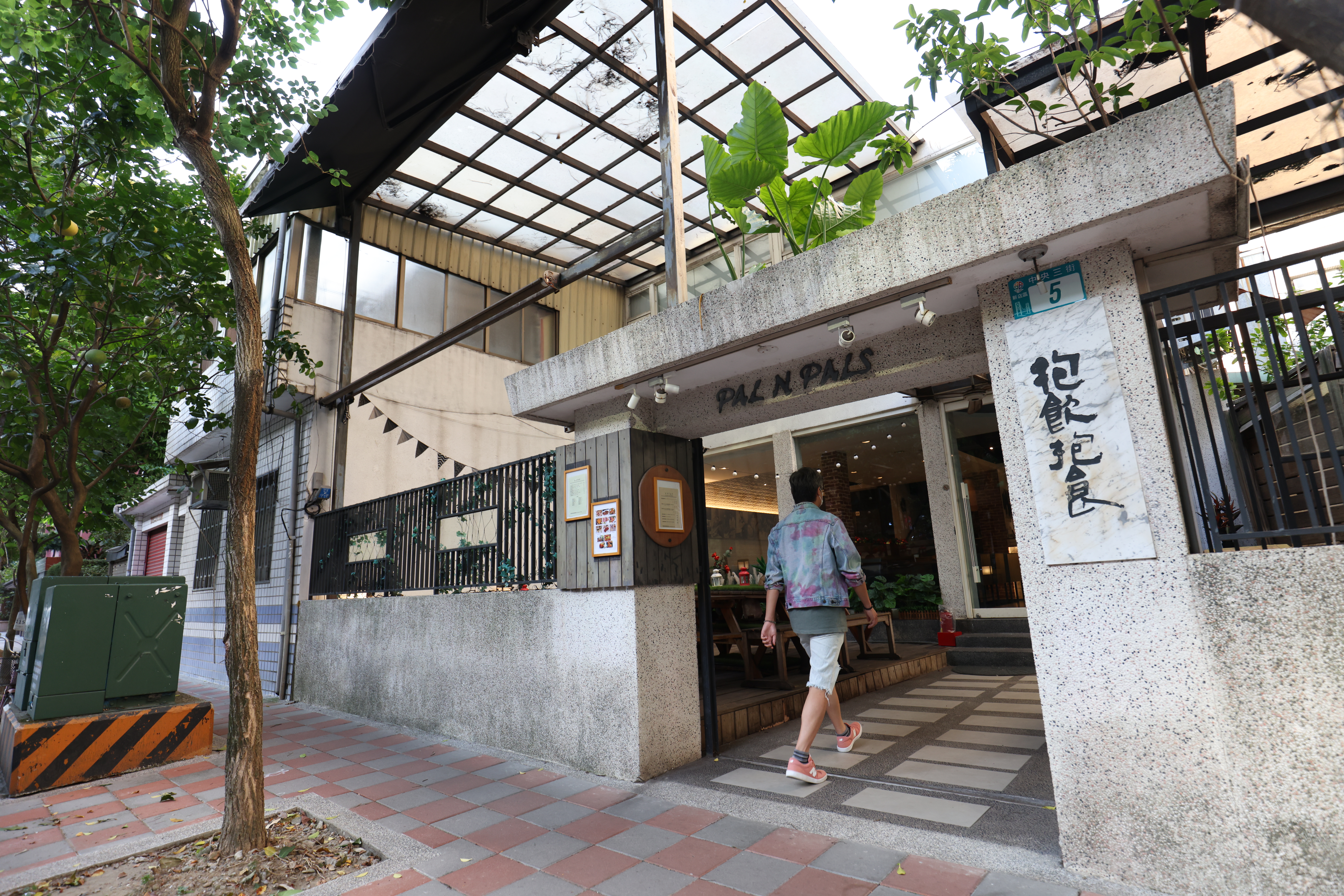 店面位於捷運小碧潭站對面巷內，交通方便卻無車流喧囂。