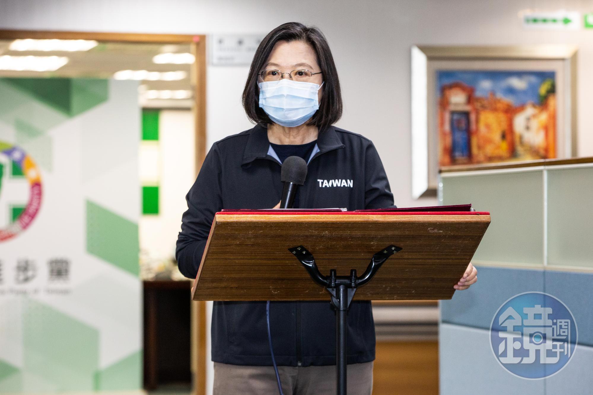 距離年底公投倒數8週,民進黨內人士說,民進黨預計維持原先規劃的300場說明會,總統蔡英文將親自出席。