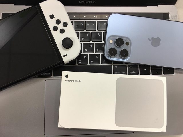 有PTT網友開箱蘋果周邊新品「擦拭布」，引發網友熱議。（翻攝自PTT）