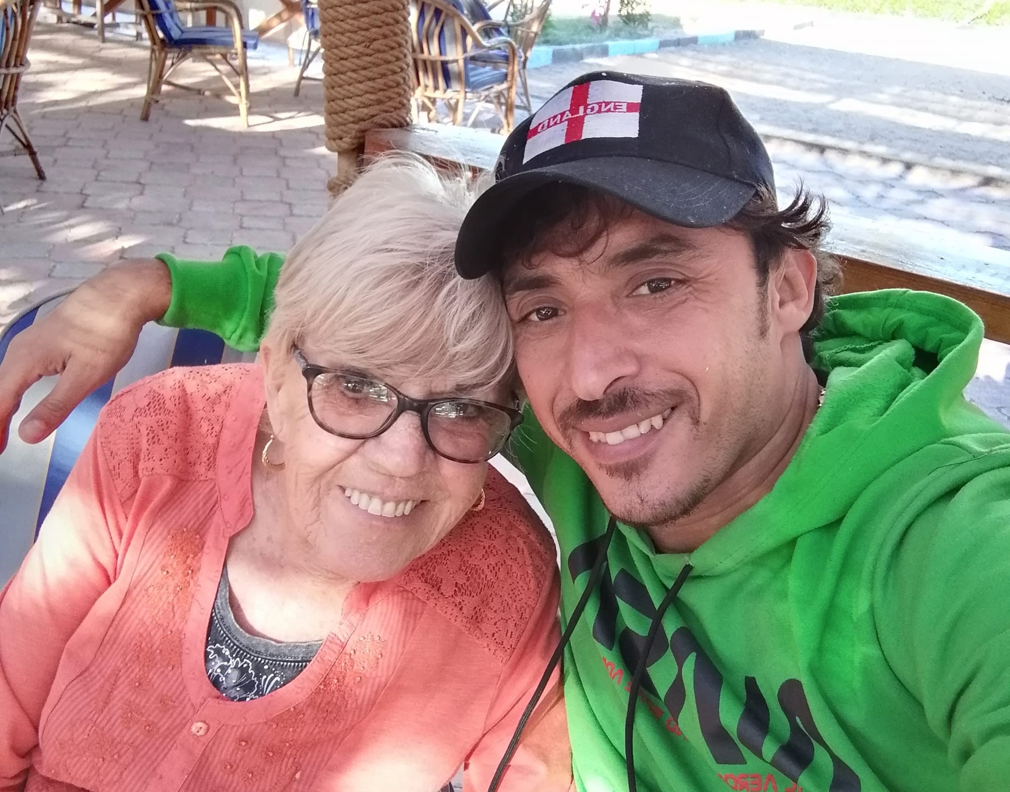 英國一位82歲的老婦艾莉絲，和36歲的男友結為連理。（翻攝Iris Jones Facebook）