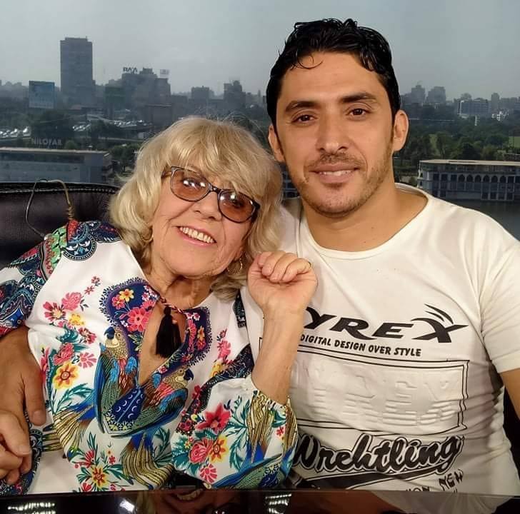 兩人不顧外界眼光,常在社群網站大方放閃。(翻攝Iris Jones Facebook)