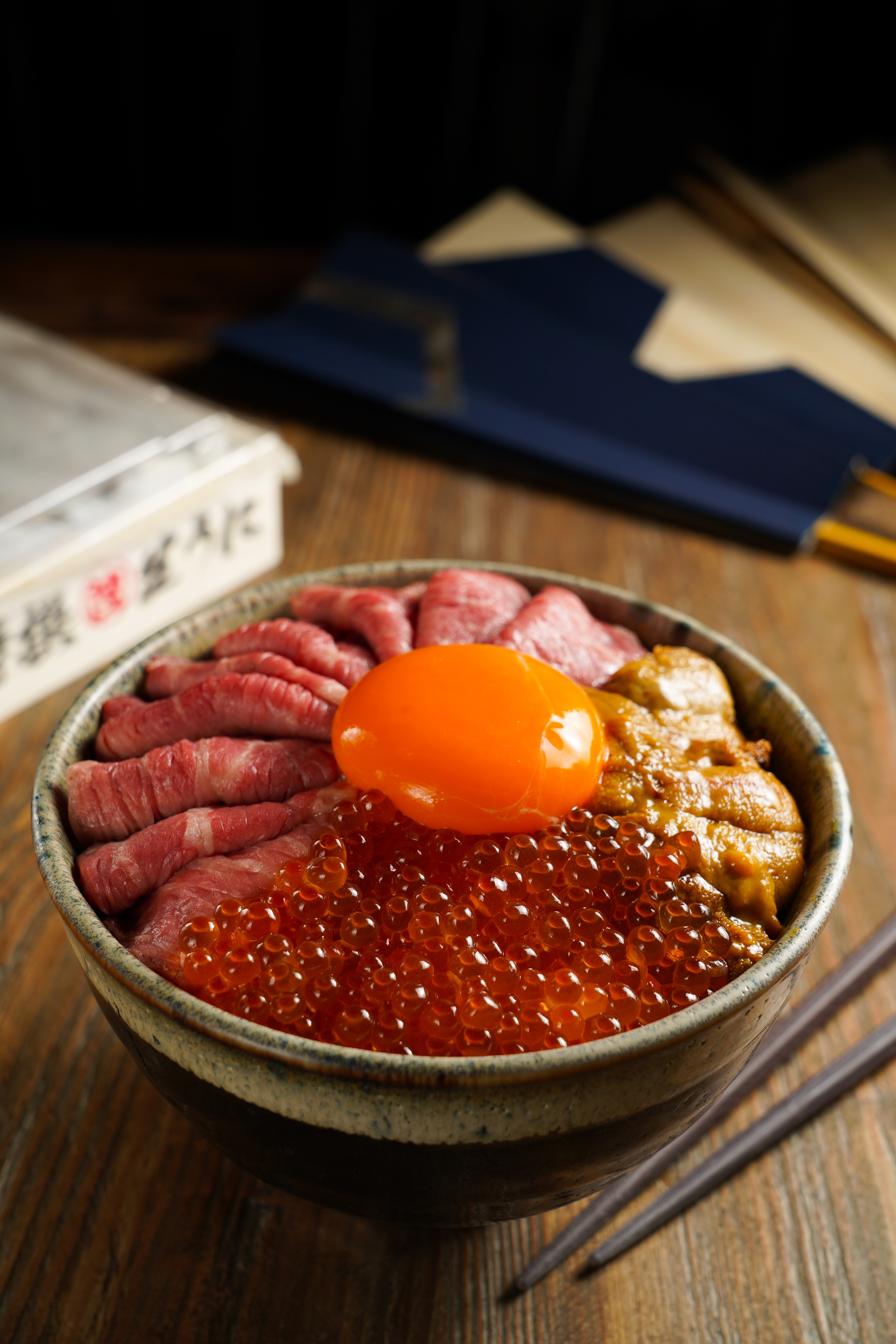 「豪華烤牛肉三色丼」的海鮮產地會隨季節替換,採訪這天的海膽來自北海道禮文島。(560元/份)