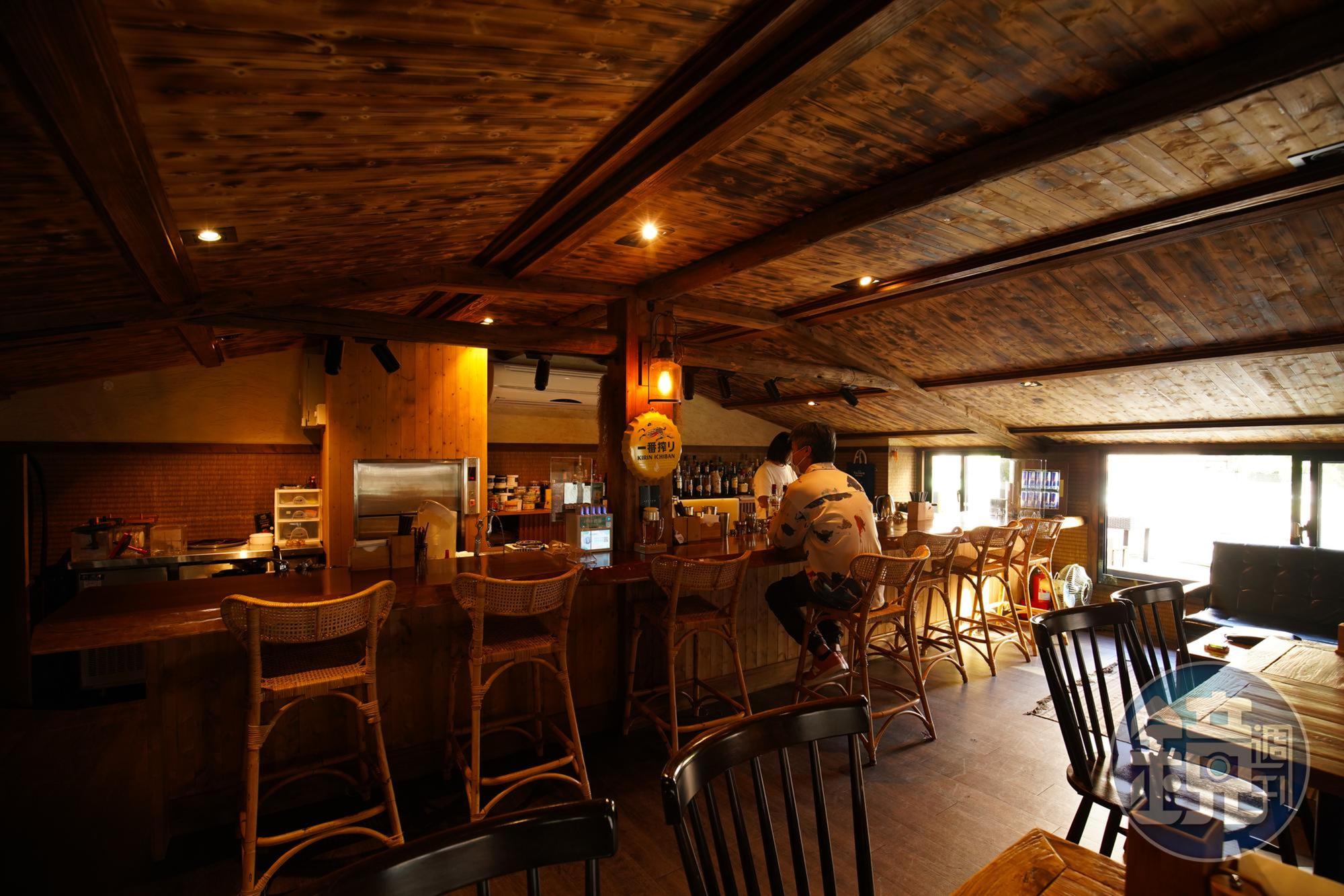 二樓是小酒館「BAR ホルモン」，只於晚間6點後營業。