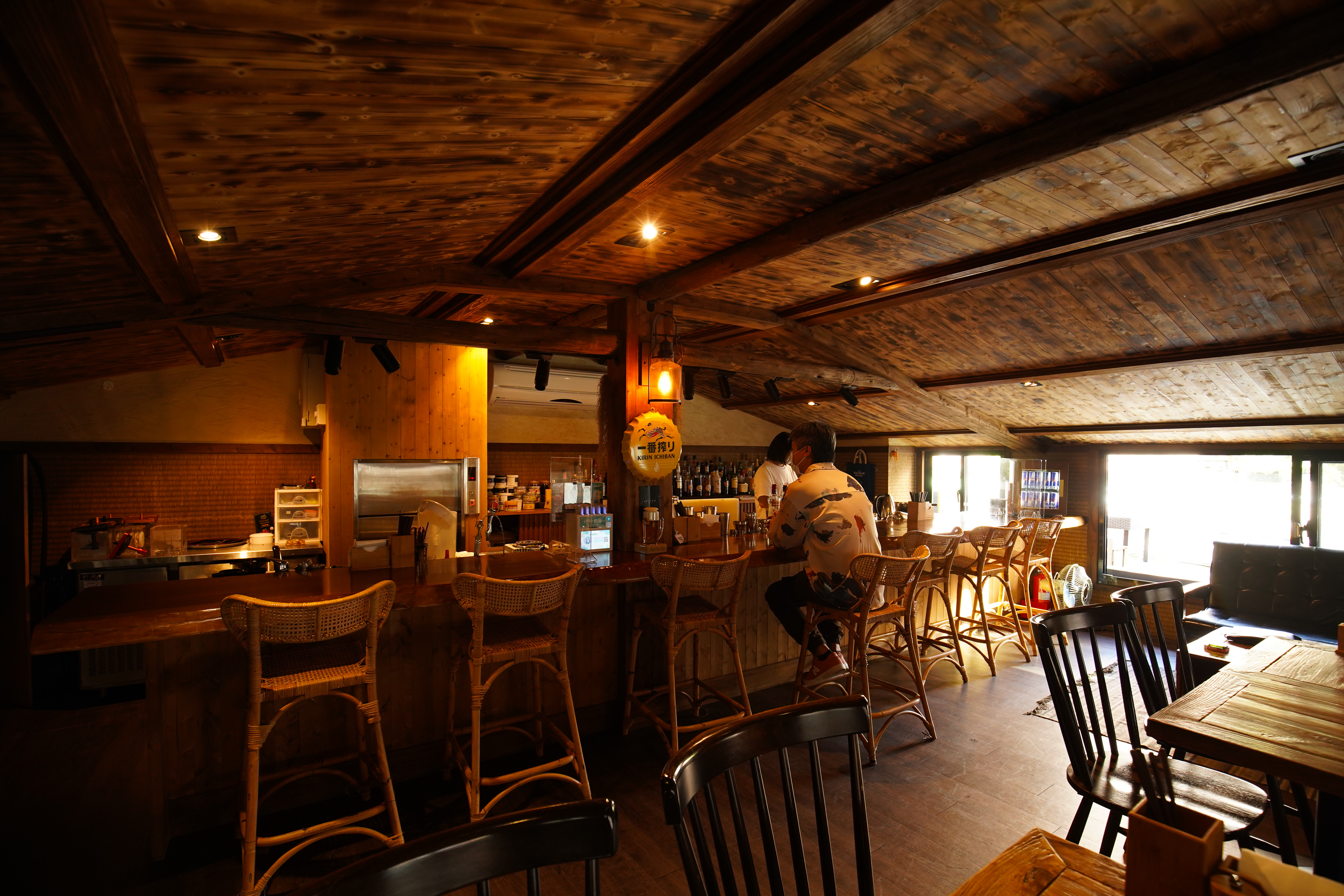 二樓是小酒館「BAR ホルモン」,只於晚間6點後營業。