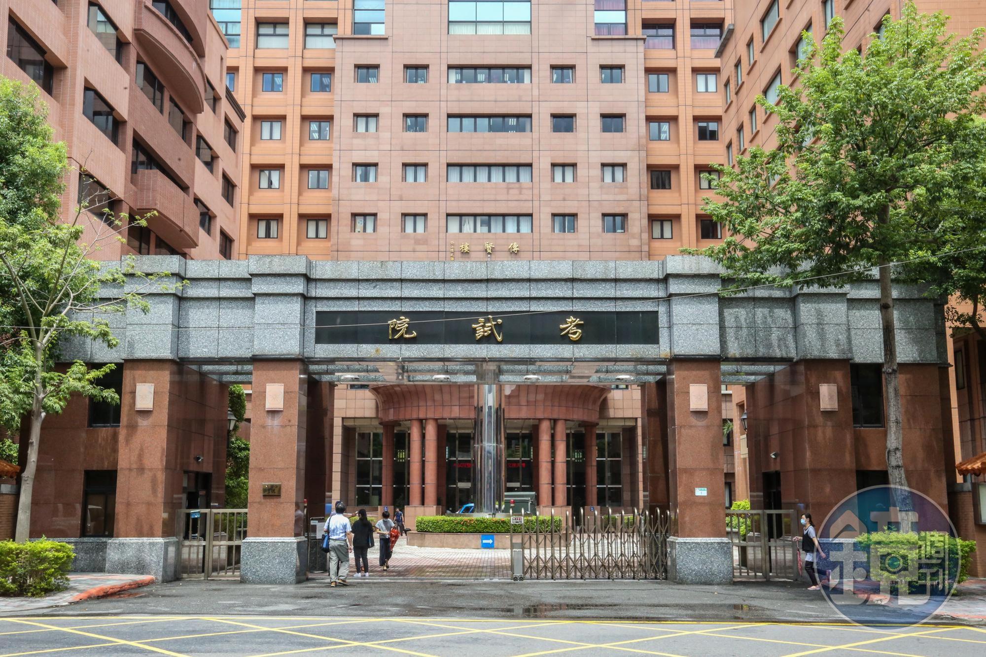 今年高考律師考試,在試題中出現「中國臺北」加入亞洲開發銀行,竟激起部分考生的愛國心。(本刊資料照)