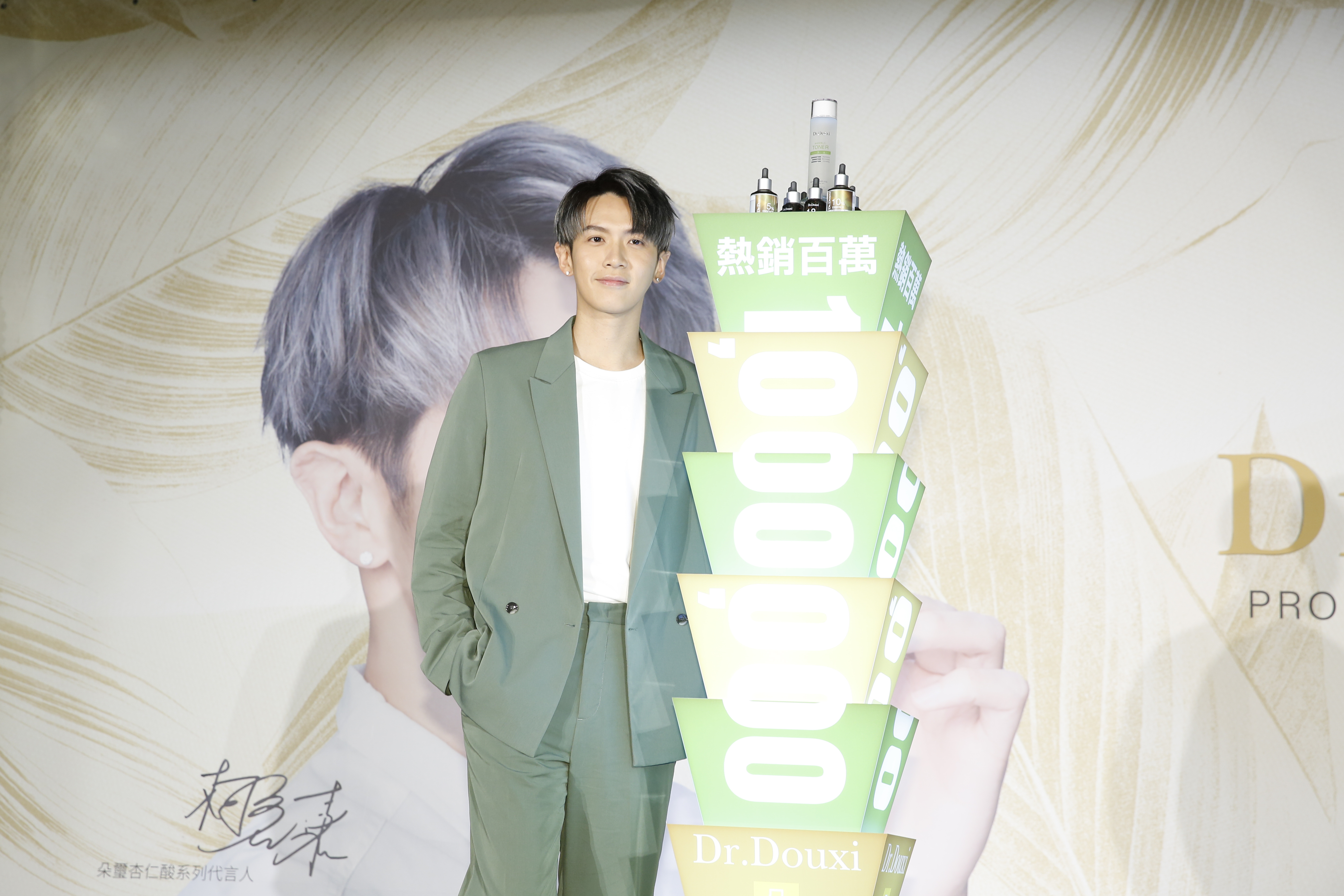 柯震東以7位數酬勞代言保養品，甫上市即賣破百萬瓶。