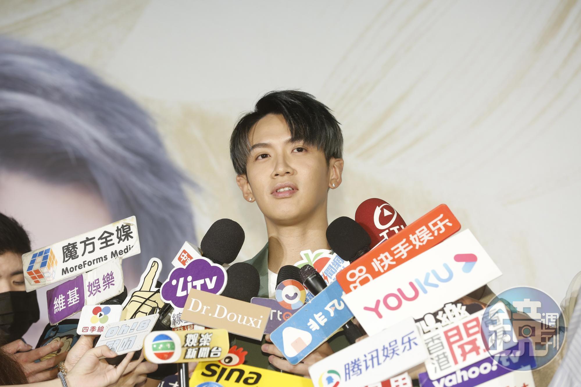 廠商新推出商品禮盒,柯震東表示可以與電影包場組成套裝,要朋友力挺包場之餘也買他代言的保養品。