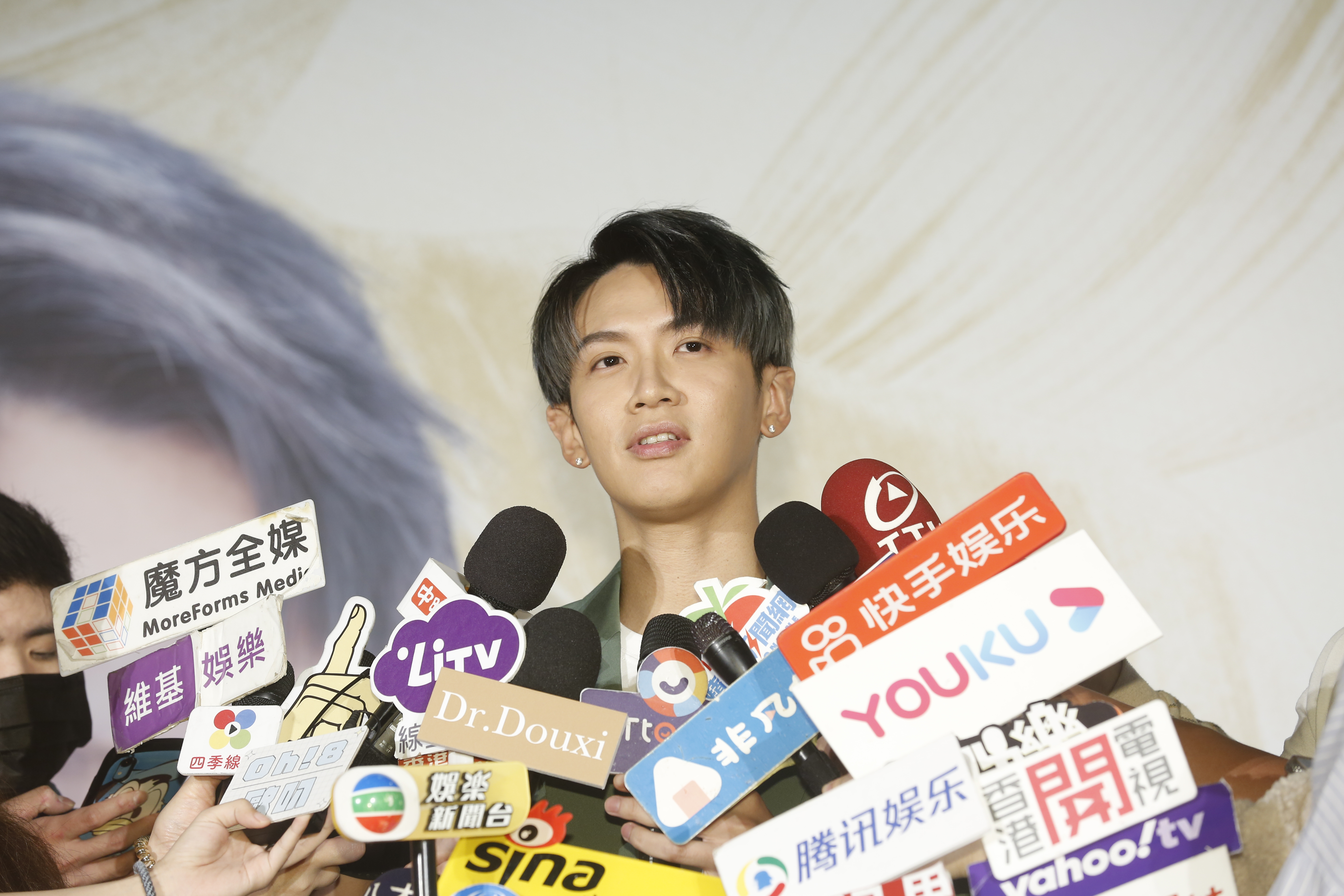 廠商新推出商品禮盒,柯震東表示可以與電影包場組成套裝,要朋友力挺包場之餘也買他代言的保養品。