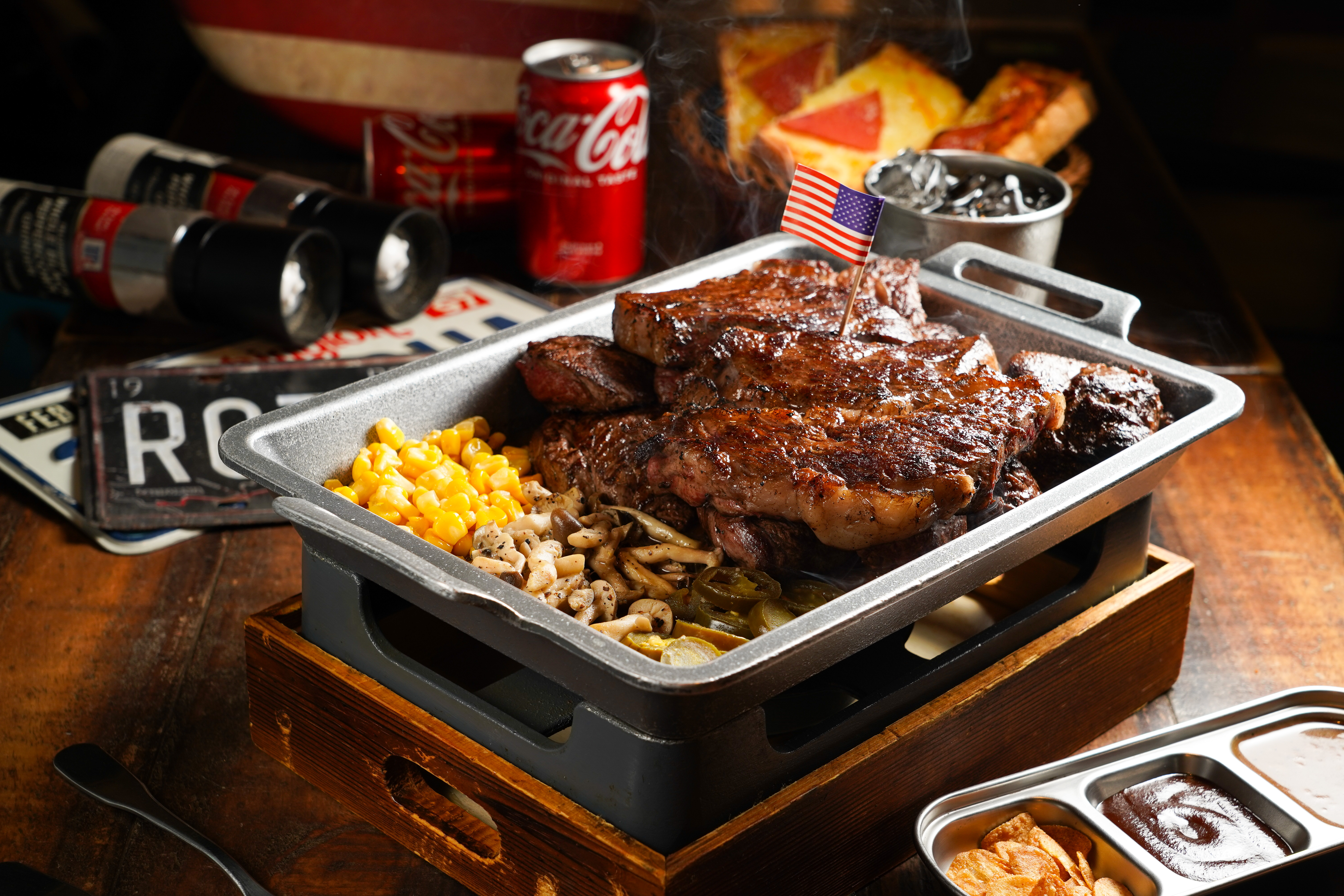 「5人分享餐」光是肋眼和菲力牛排總重就有50盎司，實際份量絕對超過5人份。（2,980元／套，加199元雞腿排可升級為香酥鴨胸）