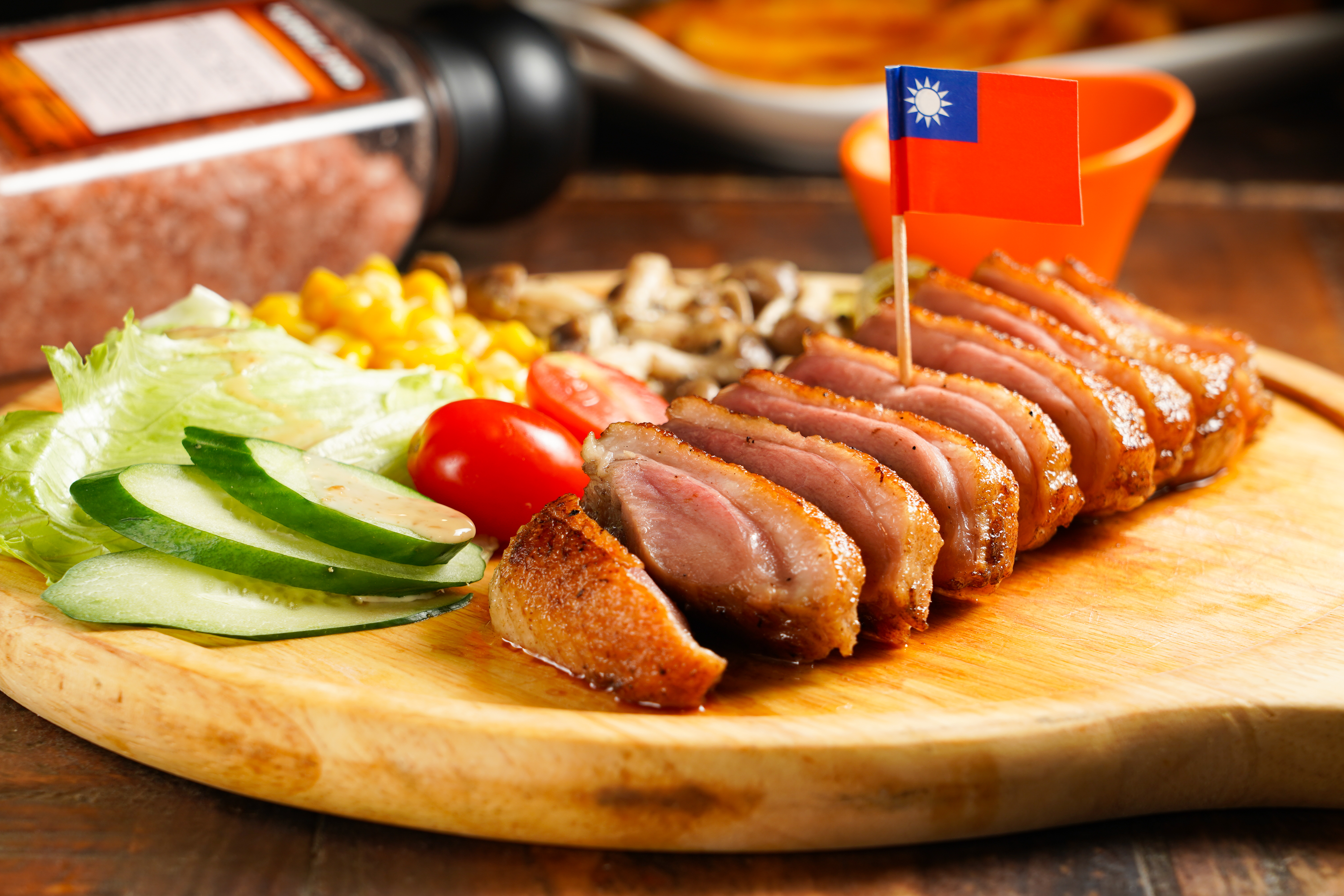 「宜蘭櫻桃香酥鴨胸」經過舒肥，肉質Q嫩不柴，也沒有鐵腥味。（560元／份）