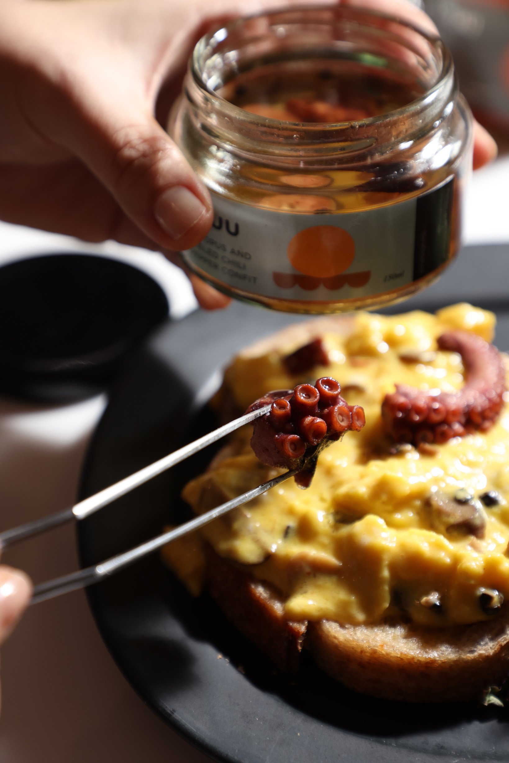 加入鮮奶油的軟滑嫩蛋起鍋前加入「油漬牛肝箘綜合菇」。