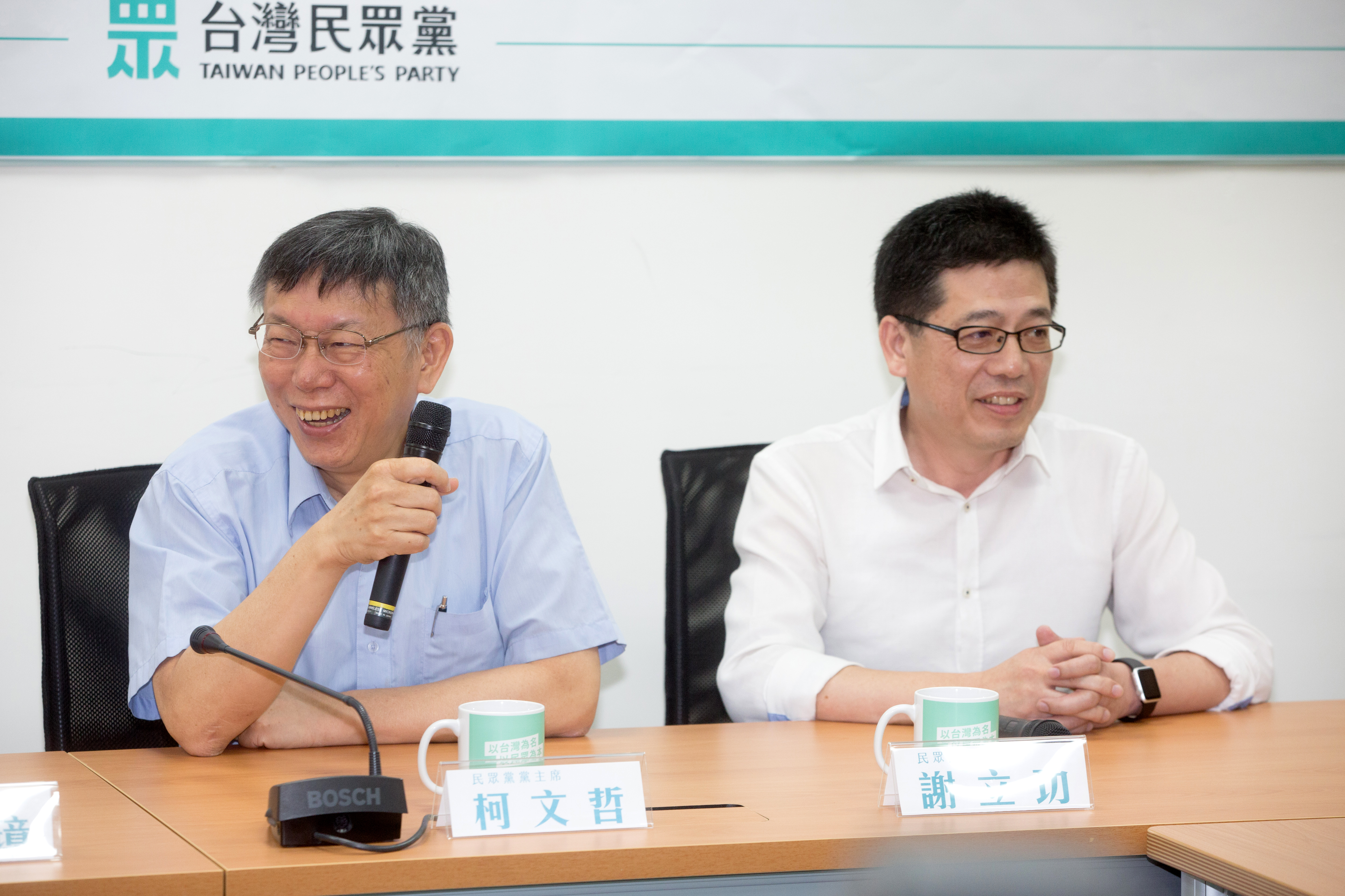 柯文哲的台灣民眾黨近2年大量吸收國民黨人士，如謝立功（右）、胡文琦等人加入。（本刊資料照）