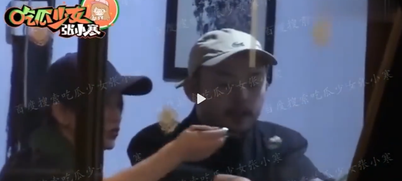 兩人與友人聚餐,吃飯途中周迅還為對方夾菜,顯然滿是愛意。(翻攝吃瓜少女張小寒微博)