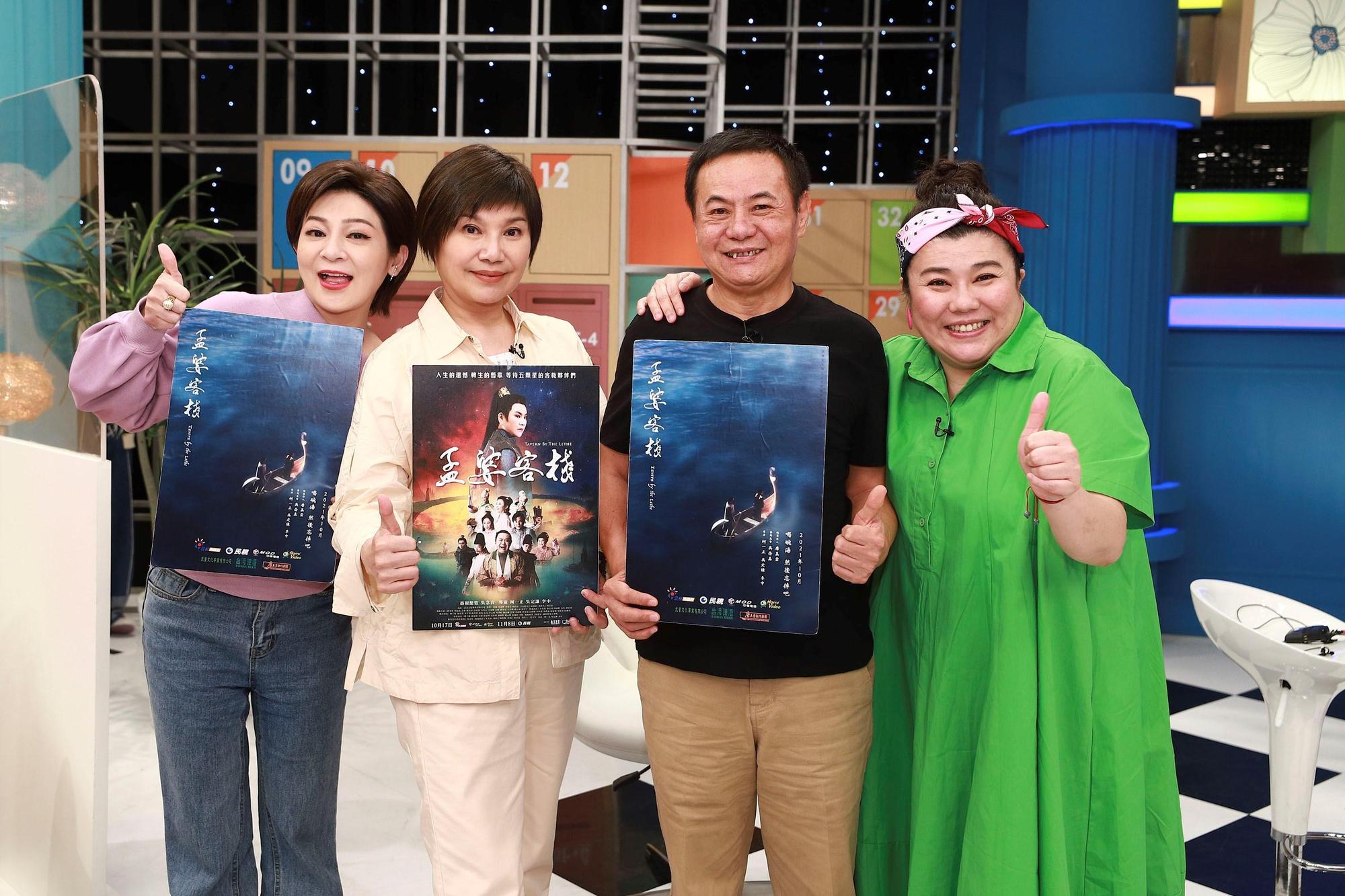 （左起）王彩樺、唐美雲、蔡振南到林美秀主持的《這事有影嘸》宣傳新戲。（民視提供）