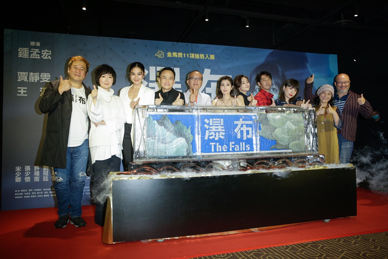 主創團隊為冰雕注入代表「瀑布」的水，預祝票房長紅。